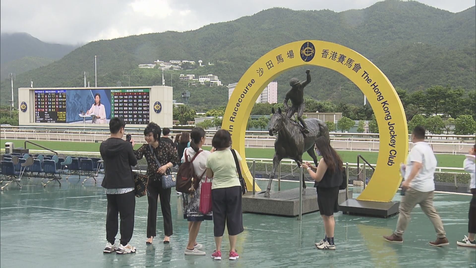馬季煞科日 馬迷無懼三號波如常入場