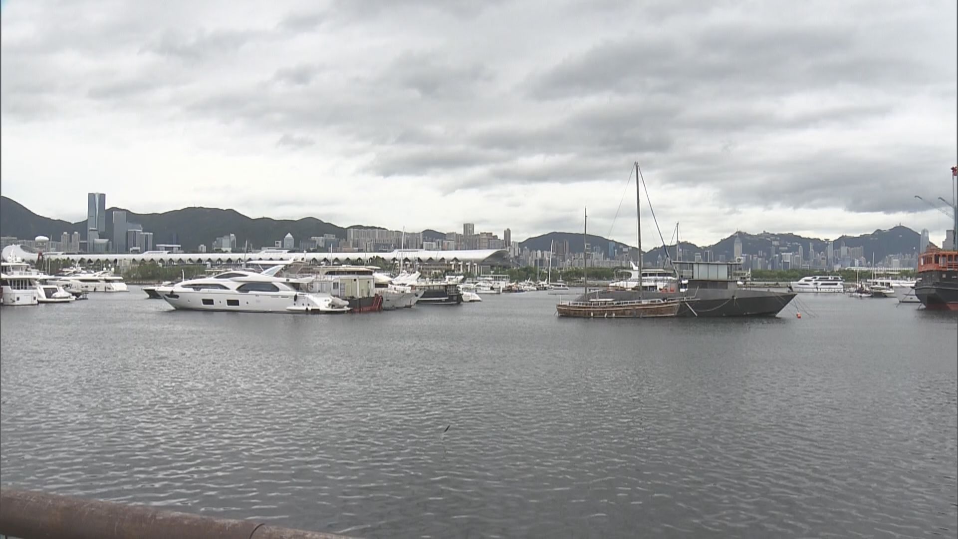 三號信號至少維持至明早6時 天文台：明天稍後最接近本港