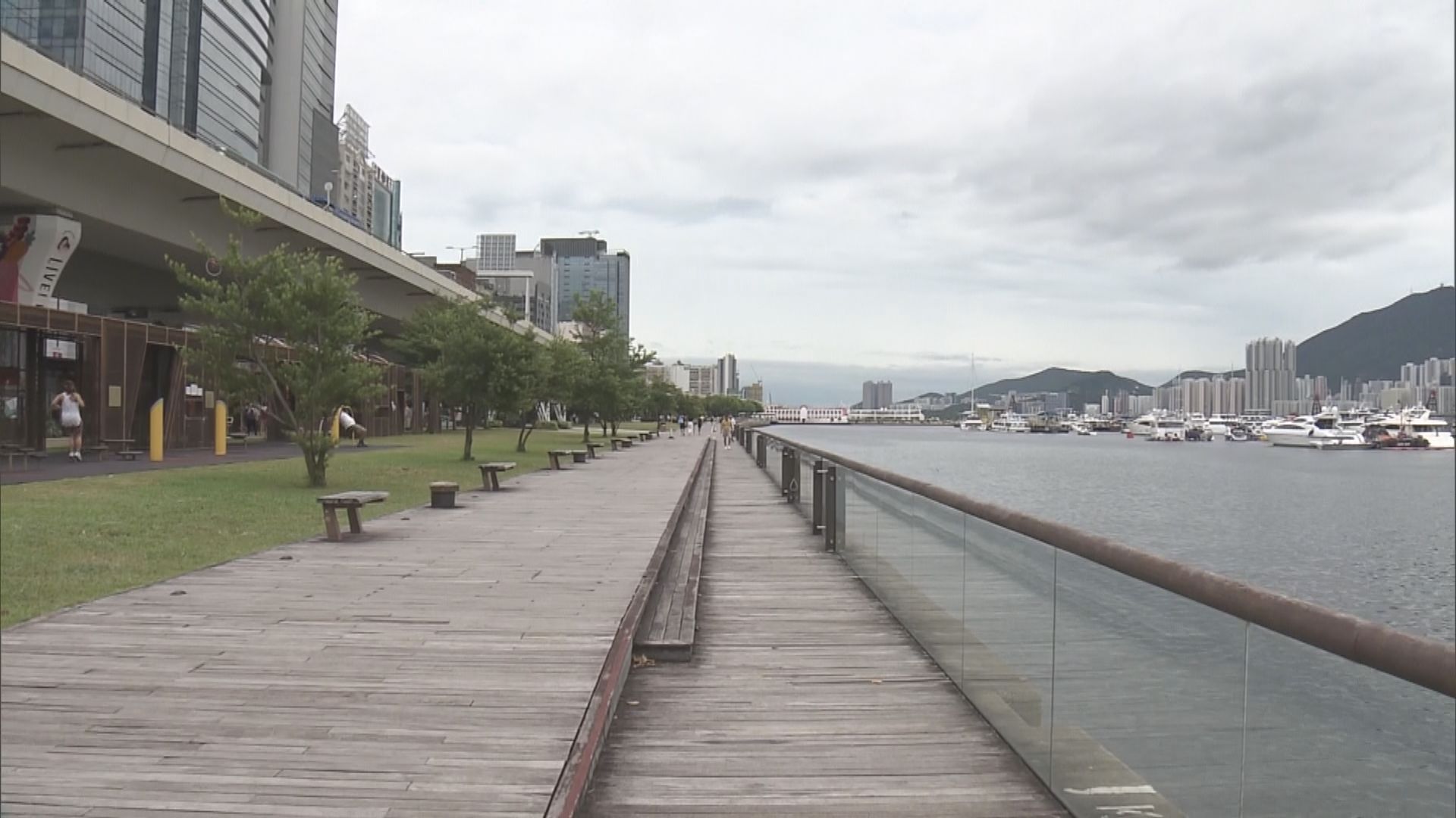 天文台：三號信號會至少維持至明早6時 黃大仙中心擺擋水板堆沙包防災