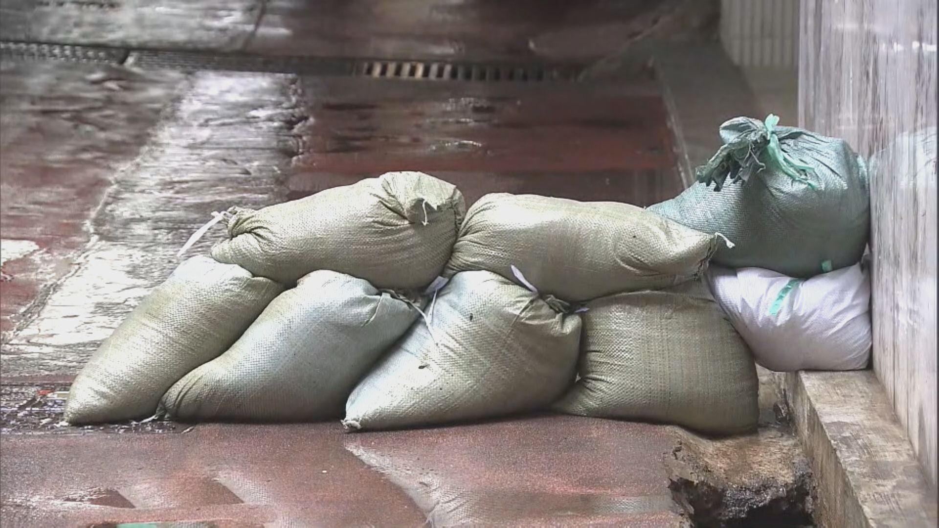 打風．塔巴襲港｜天文台今晚9時20分改發八號信號　至少維持至明早11時