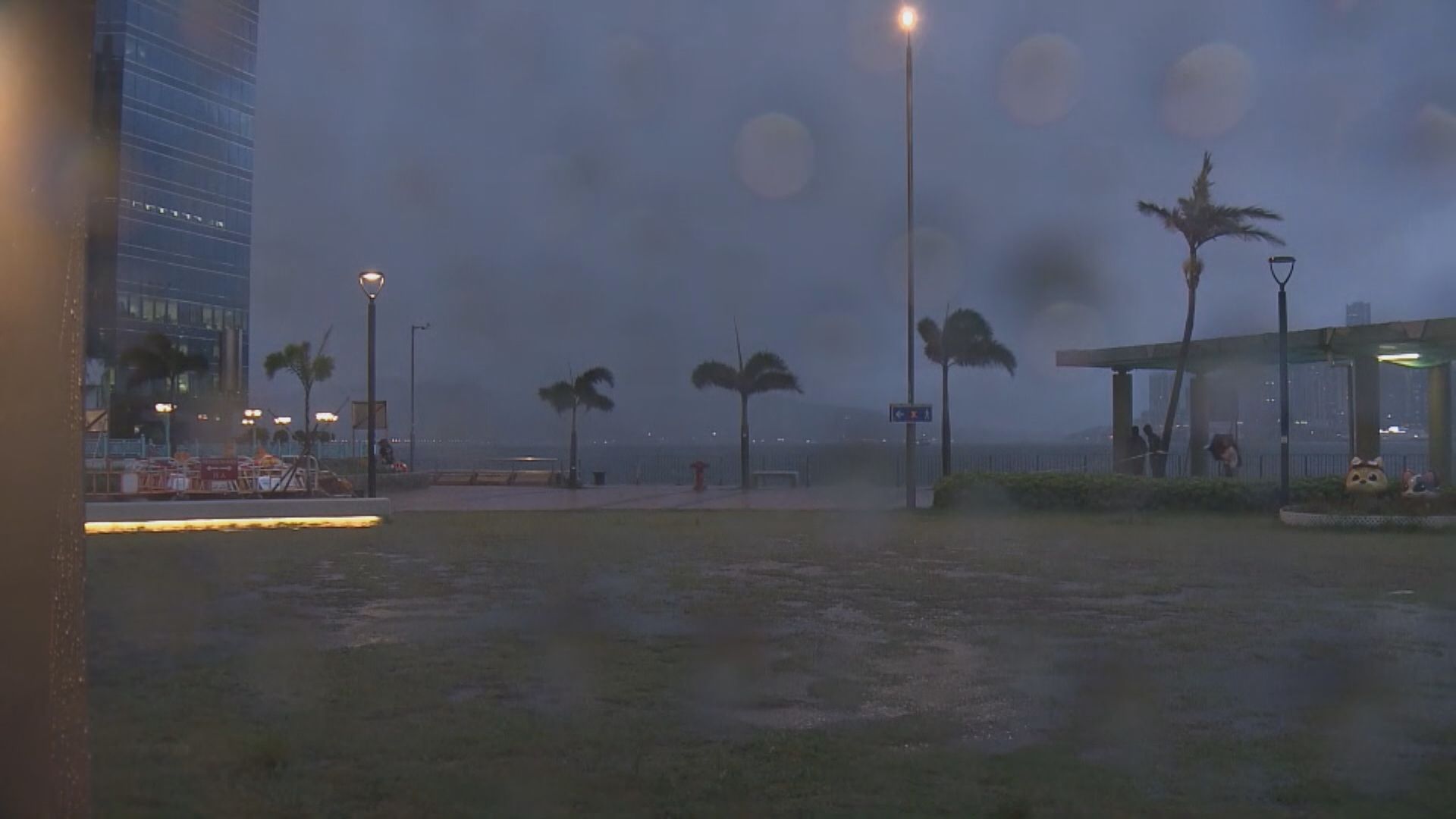 打風．塔巴襲港｜天文台：晚上9時20分改發八號信號　料維持至明早11時