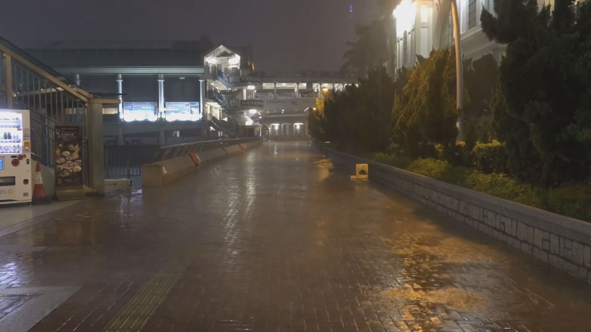 打風．塔巴襲港｜天文台：晚上9時20分改發八號信號　料維持至周一早上11時