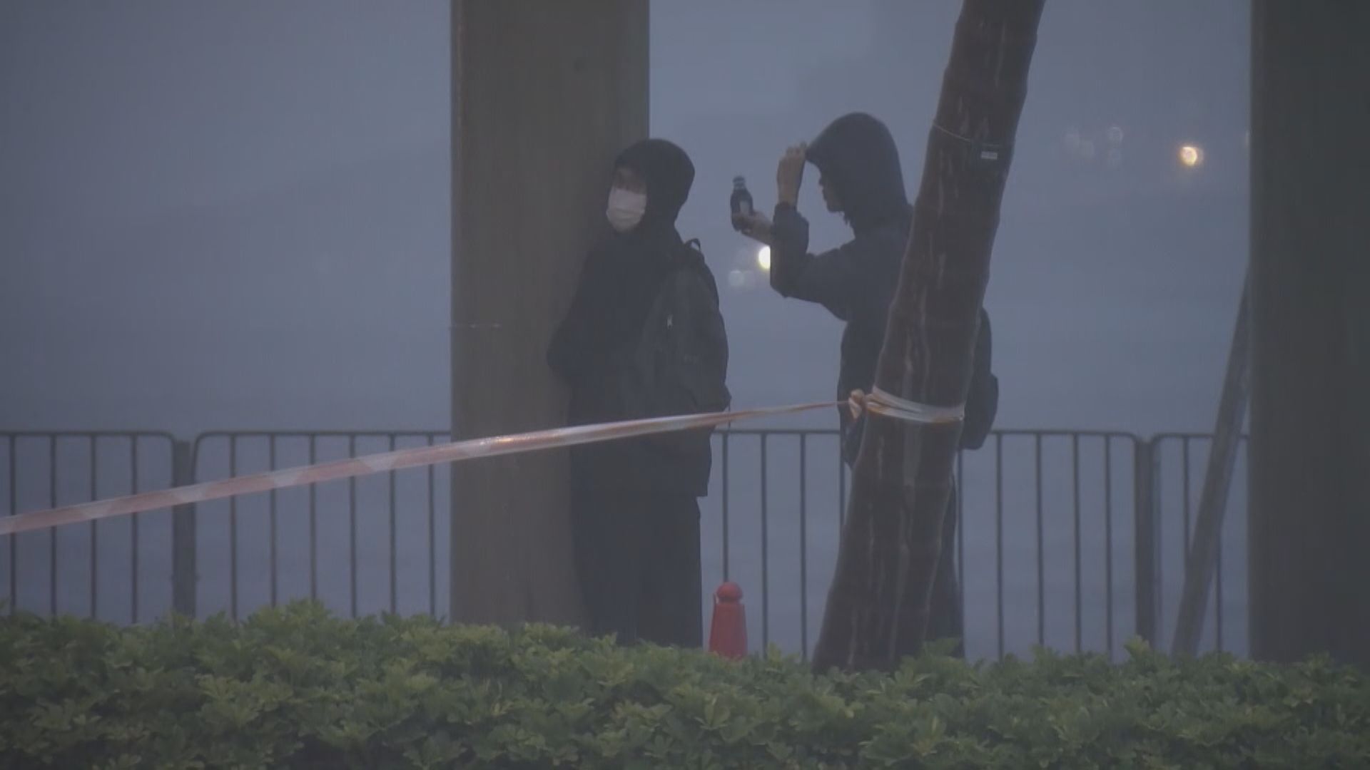 打風．塔巴襲港｜八號信號維持至周一早上11時日校停課　有學生趁機外出追風