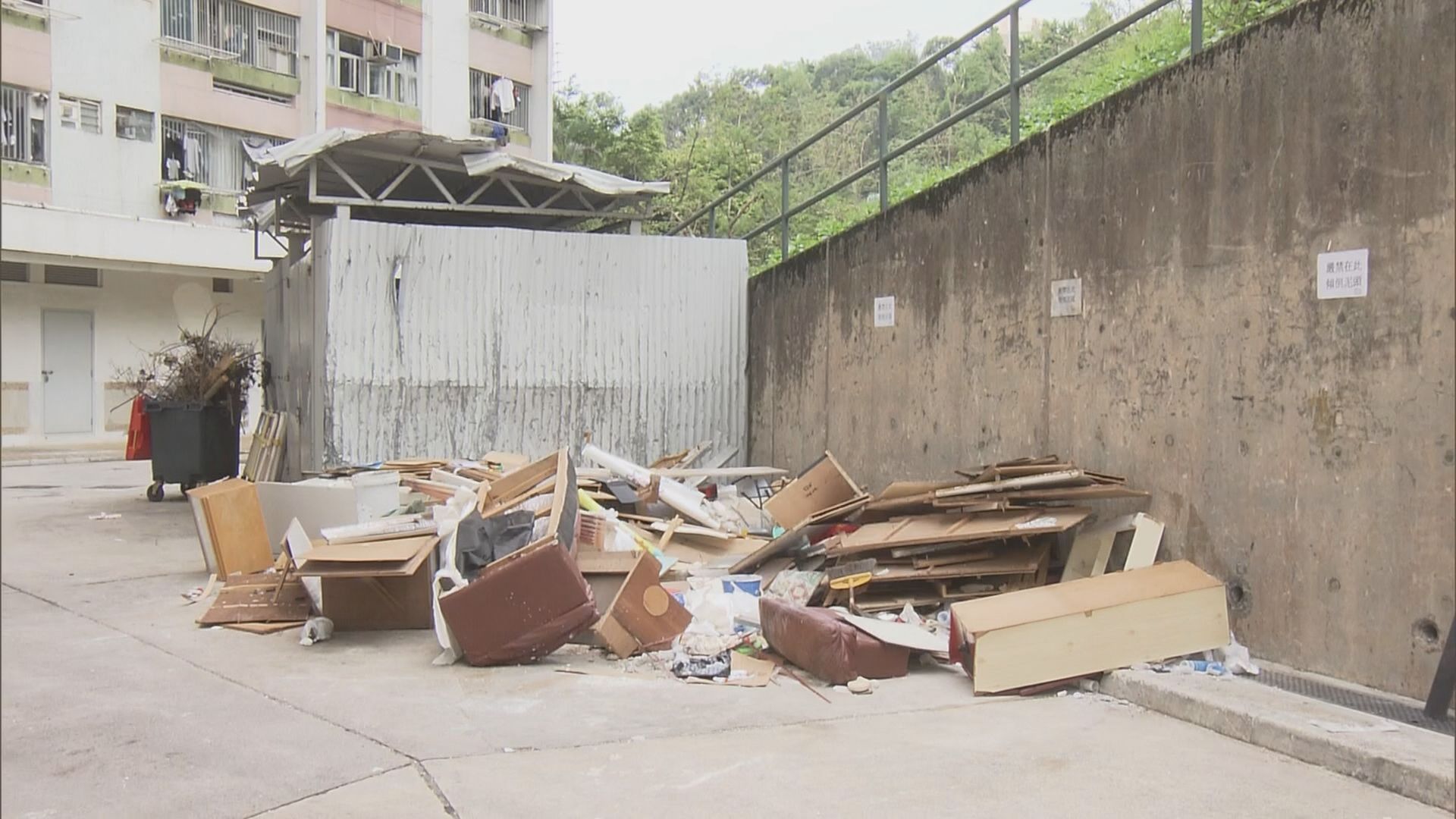 大鼠戊型肝炎患者居住的彩雲邨多處堆放垃圾