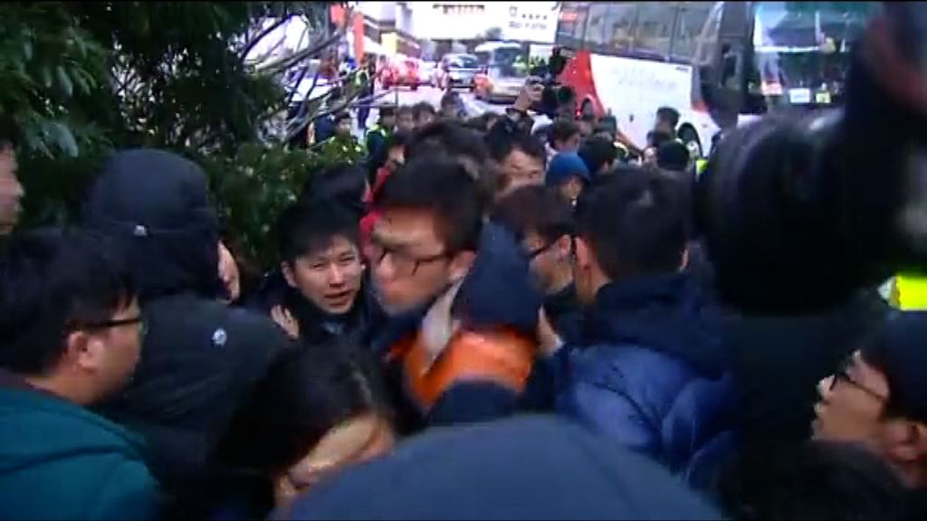 數十港大學生抗議李國章