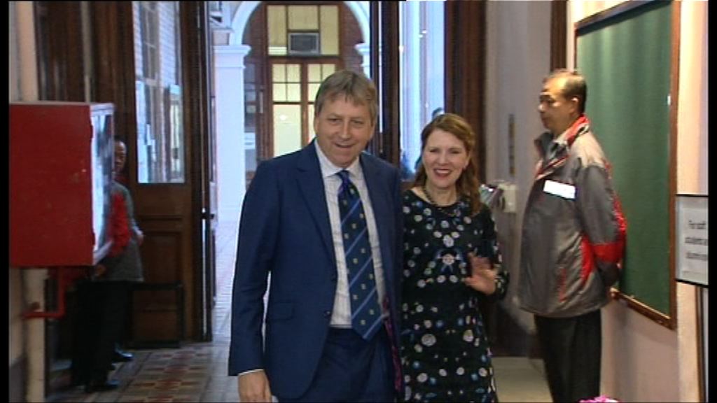 港大歡送馬斐森　數百教職員出席