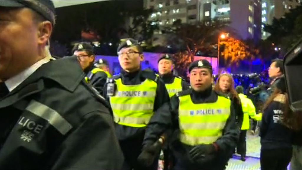 李國章未晤學生　警員護送離開