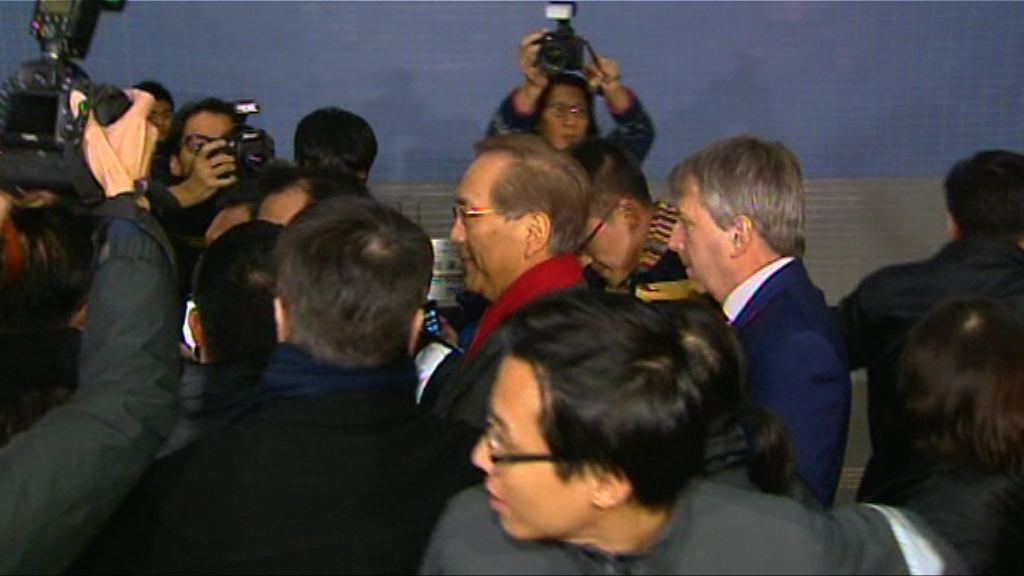 李國章離開場面一度混亂