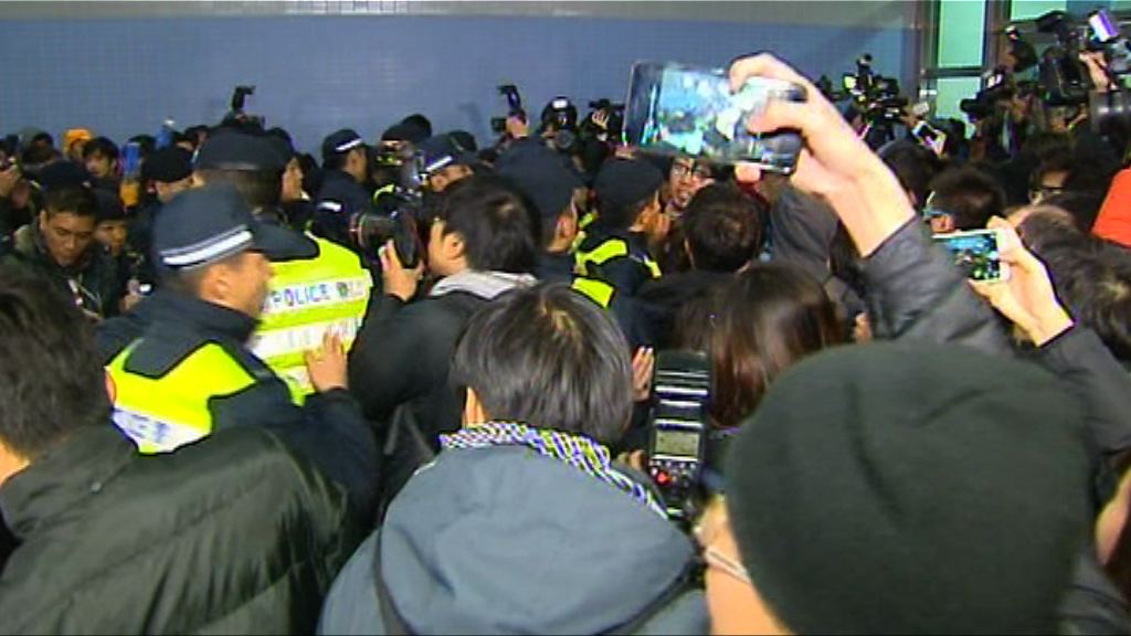 警方指接獲港大保安報警