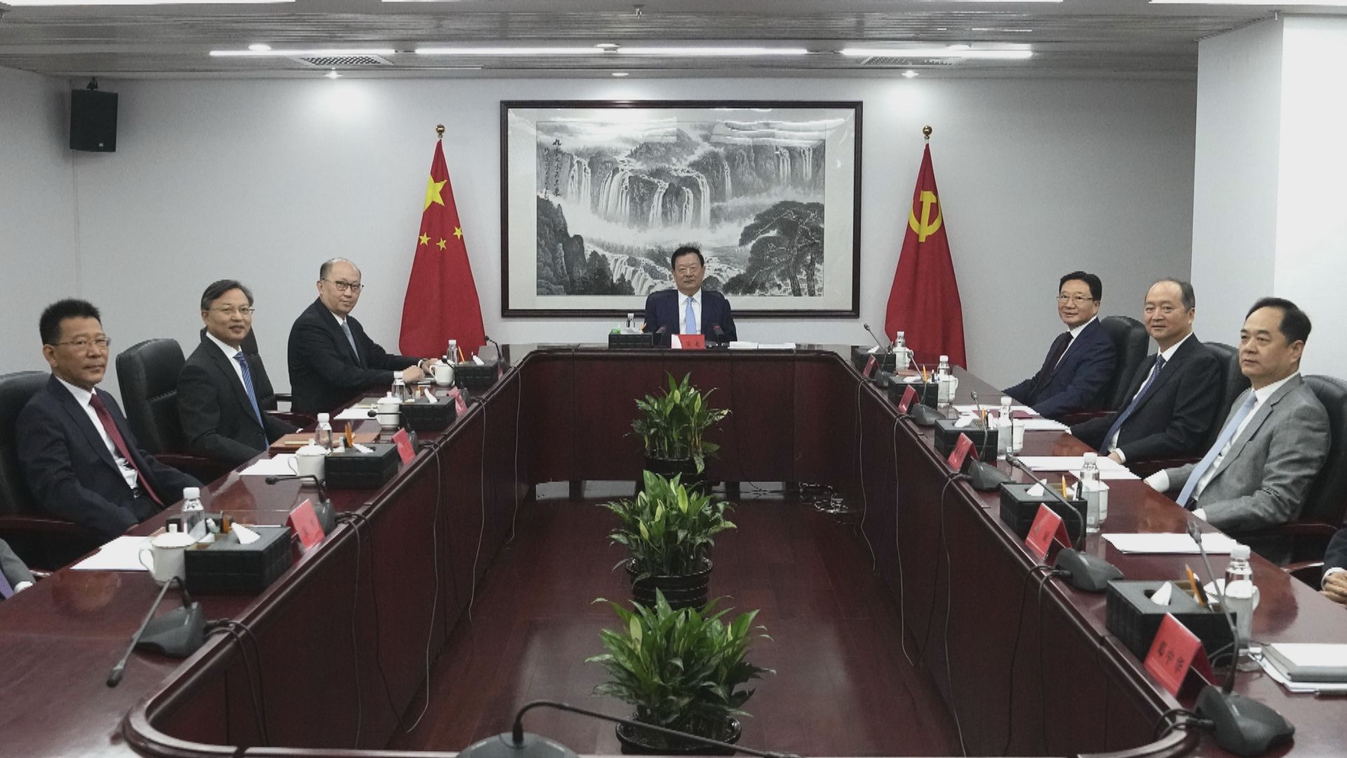 夏寶龍以中央港澳辦主任身份主持會議