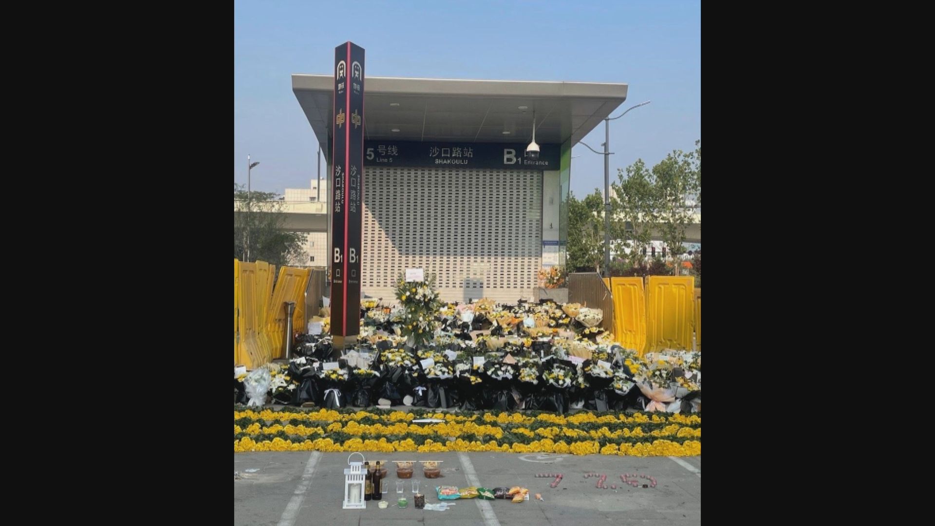 鄭州公布地鐵洪水事故14人遇難　有民眾到地鐵站獻花