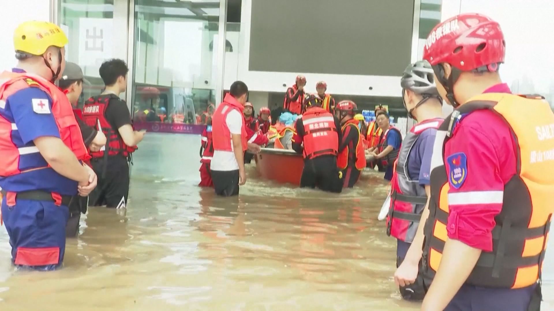 河南鄭州有醫院五千人一度被洪水圍困　解放軍等助撤離
