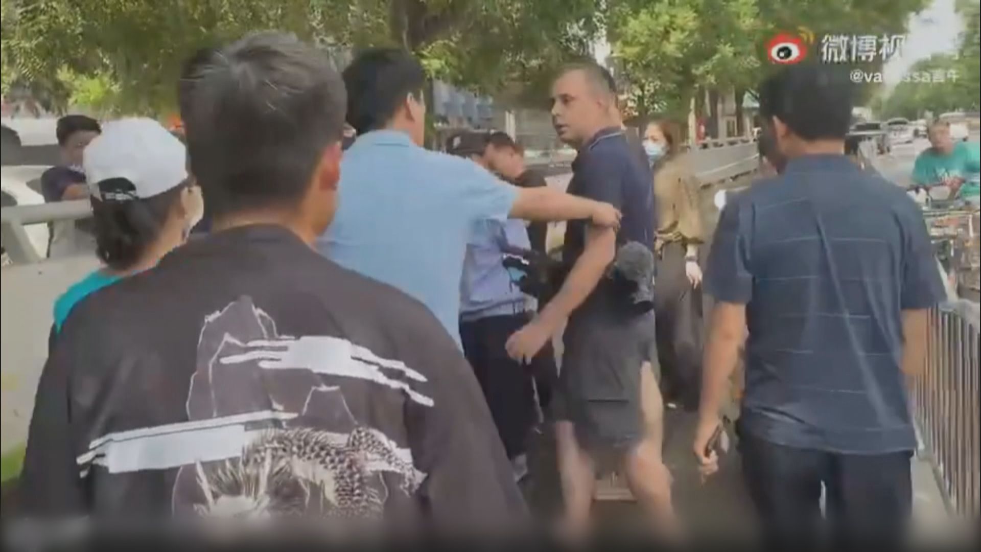 外國記者鄭州採訪被圍堵　《環時》：民眾憂報道不客觀