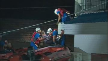 洞庭湖早前決堤 近60名藍天救援隊員協助災民疏散