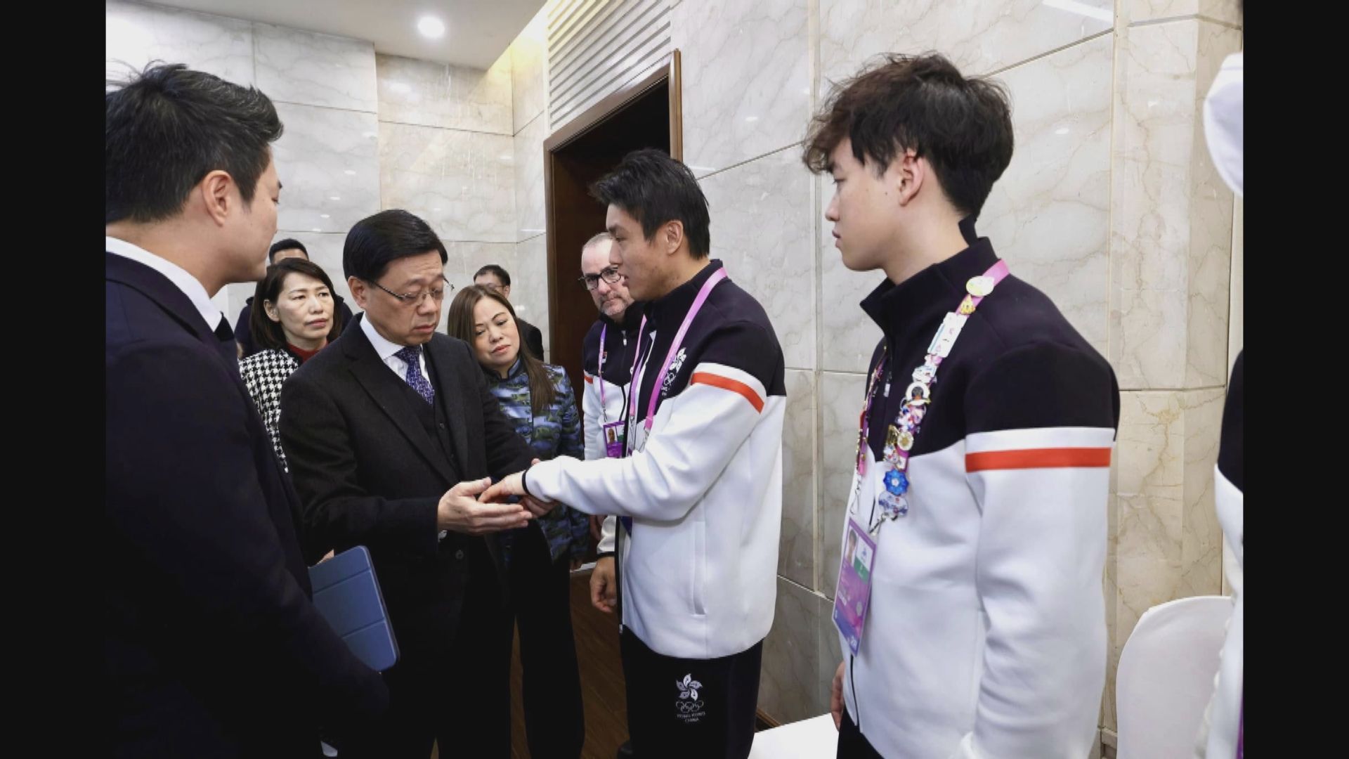 亞冬運港冰球隊贏土庫曼賽後球員遭毆打　李家超探望三名受傷球員