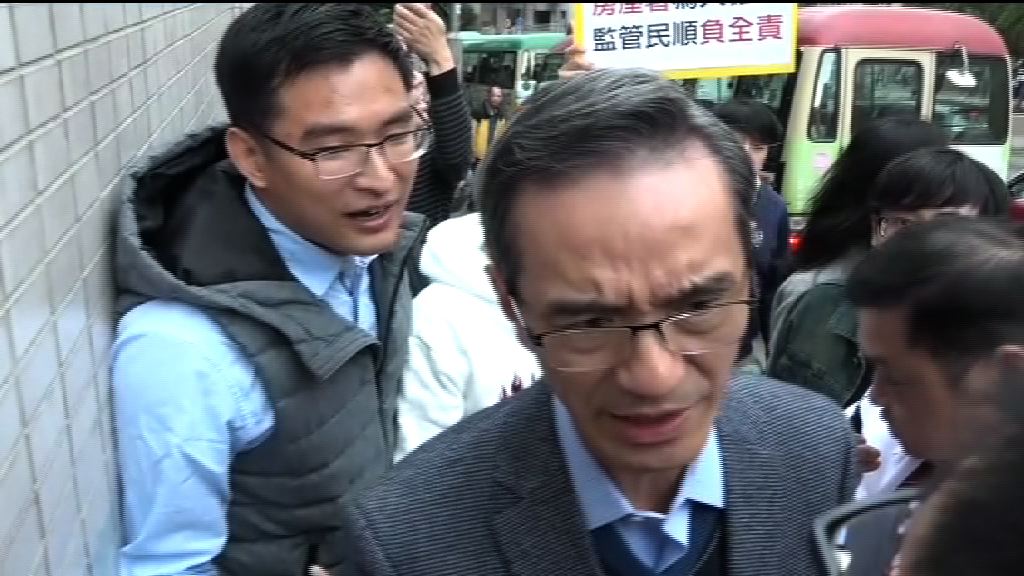 海麗邨清潔工到房署示威　黃遠輝一度被包圍