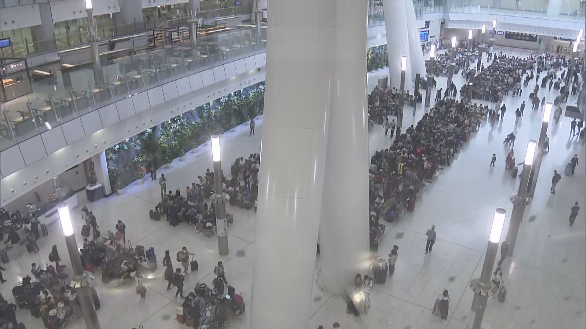 清明及復活節假期　機場現外遊人潮