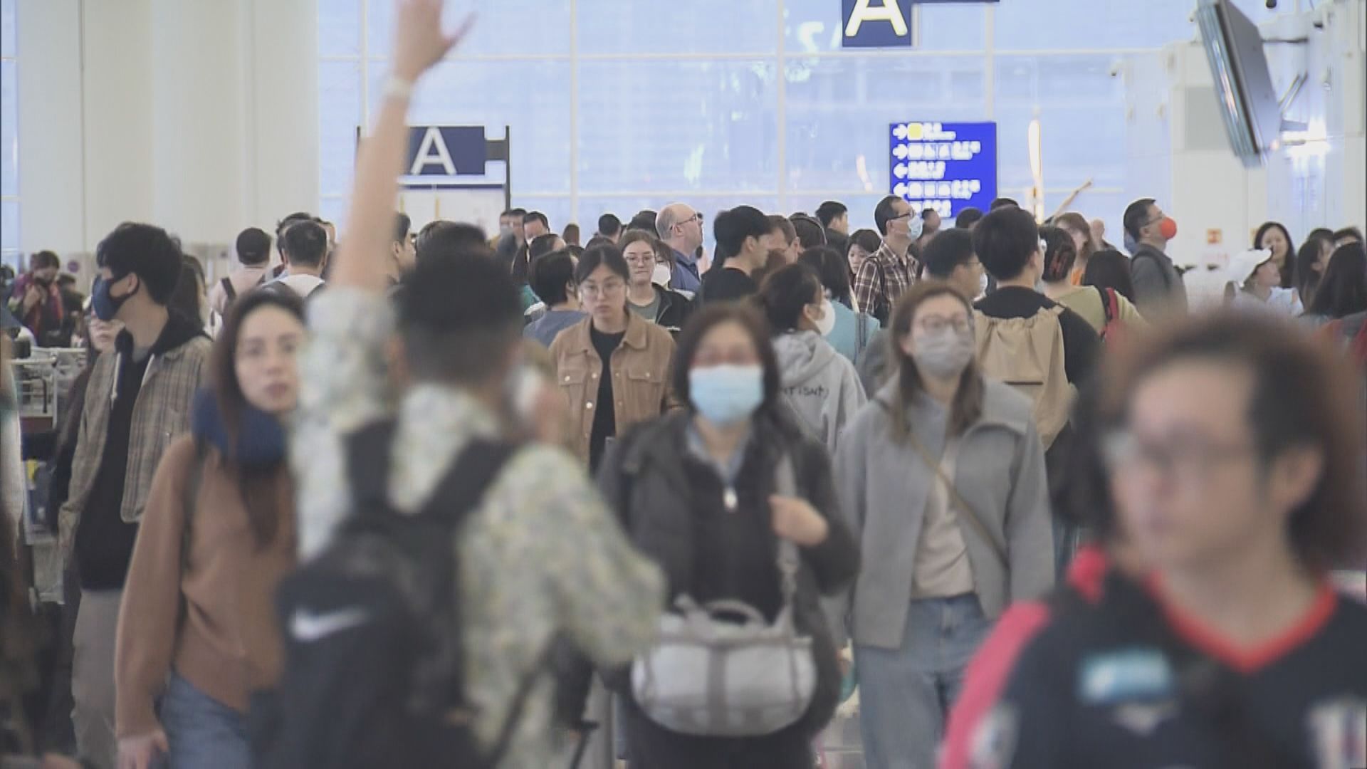 清明及復活節假期　機場現外遊人潮