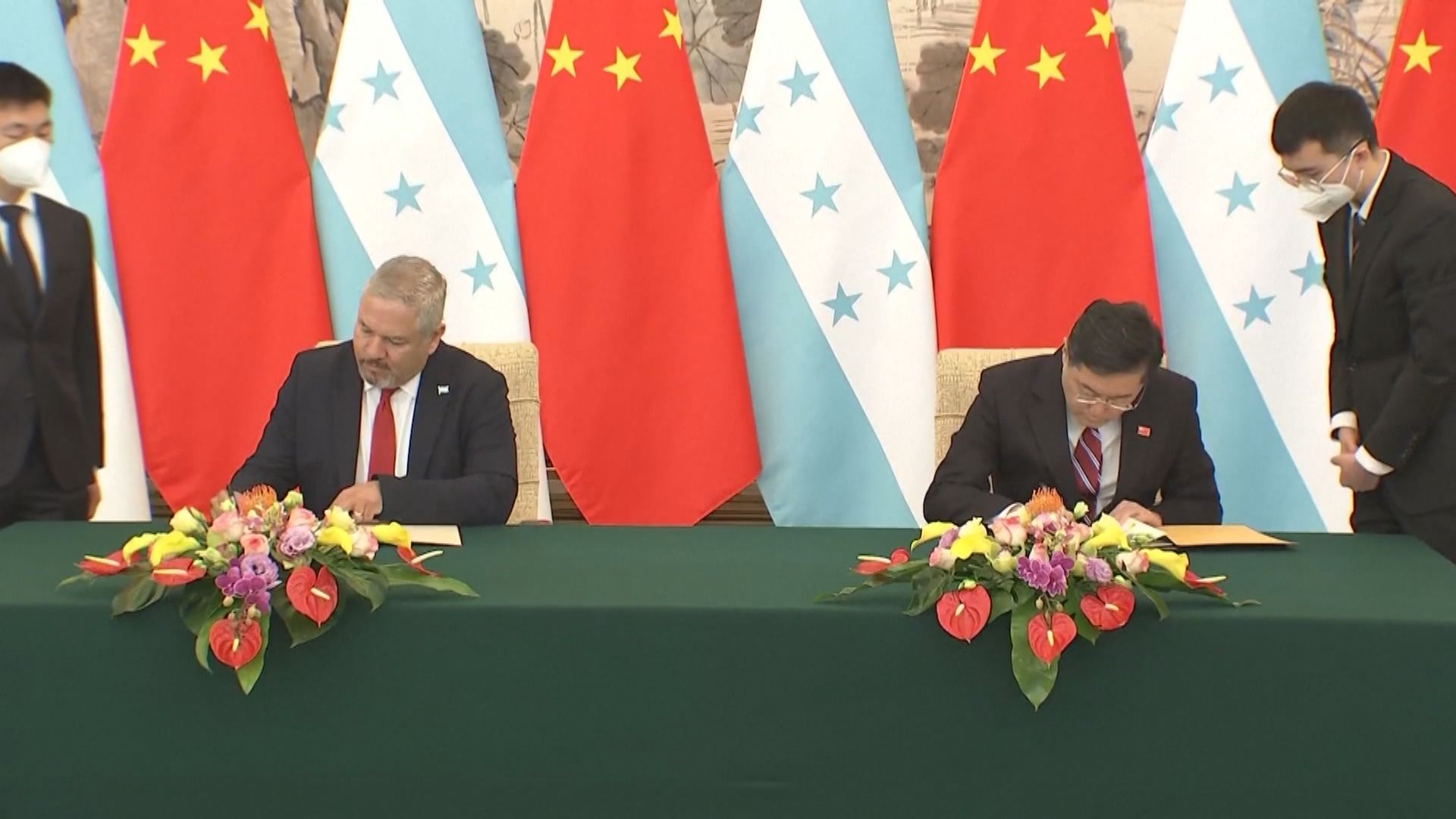 中國與洪都拉斯建立外交關係