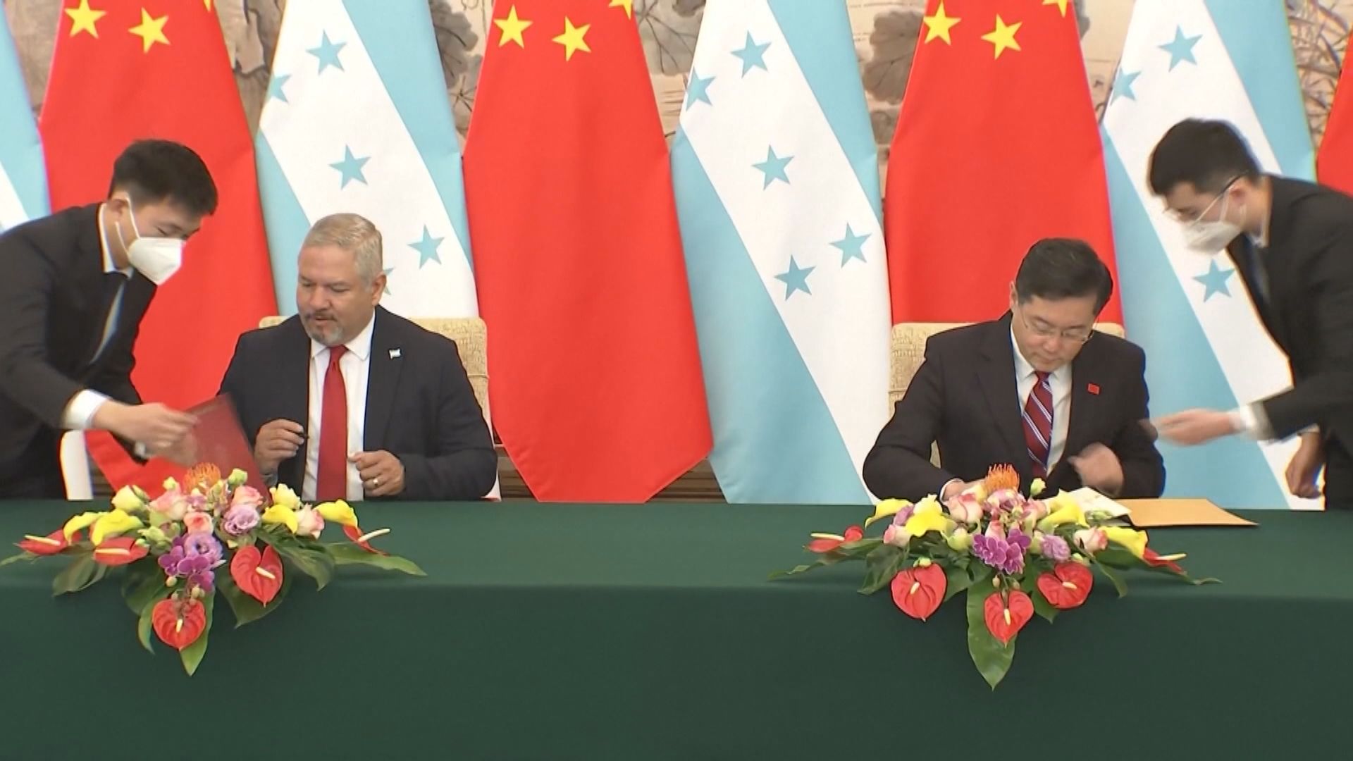 中國與洪都拉斯建立外交關係