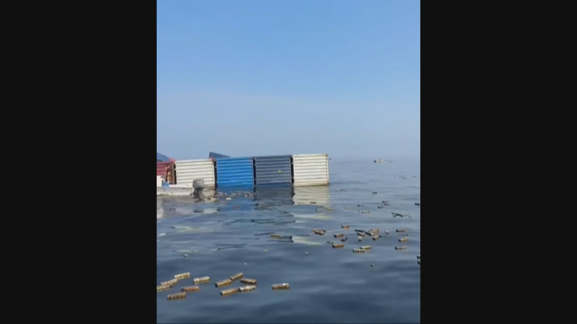 新加坡貨輪沉沒霍爾木茲海峽散落大量新iPhone