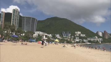 天氣炎熱 不少市民到淺水灣泳灘消暑