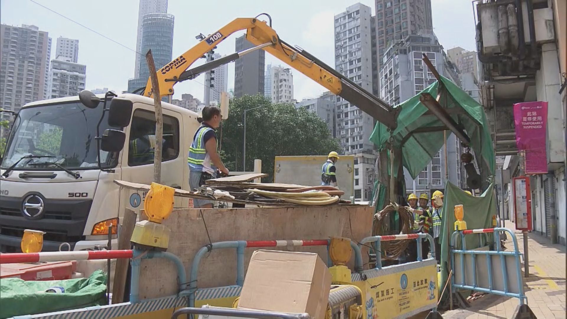 多區氣溫上升至35度或以上 有市民到沙灘玩水消暑