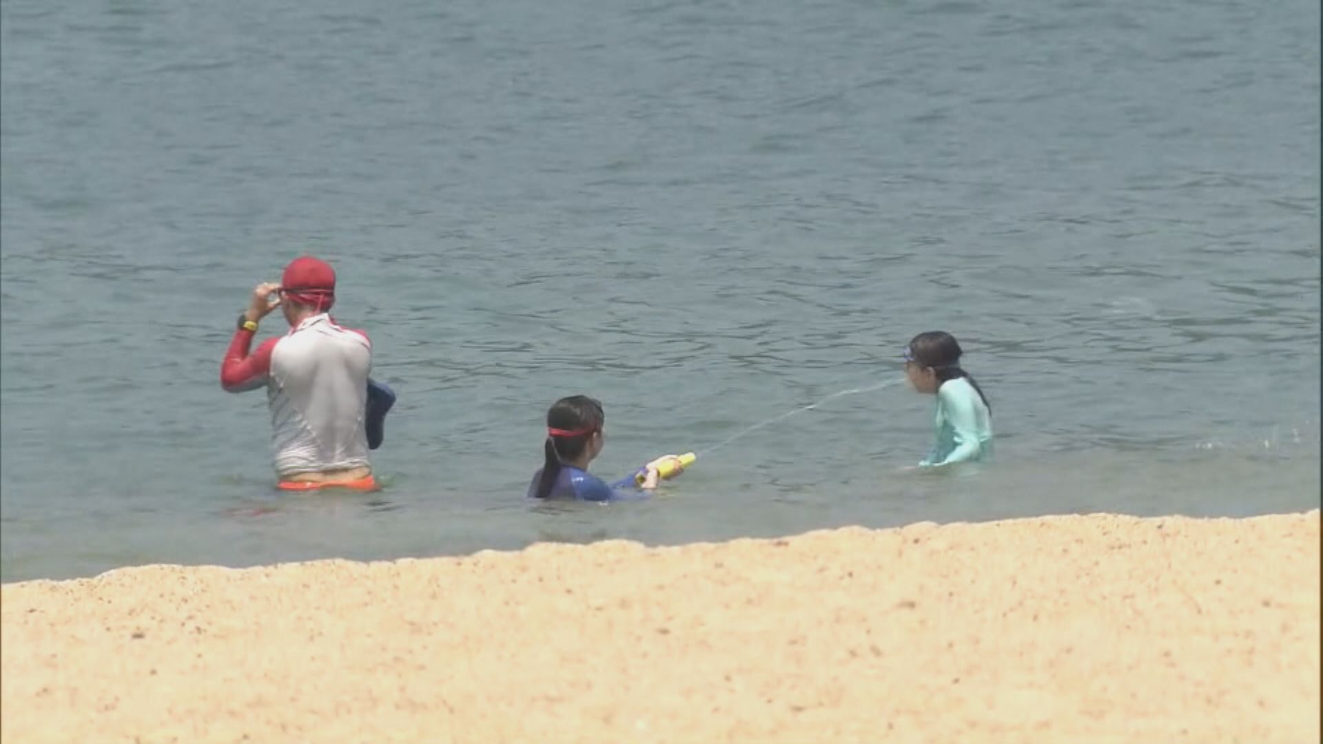 多區氣溫上升至35度或以上 有市民到沙灘玩水消暑