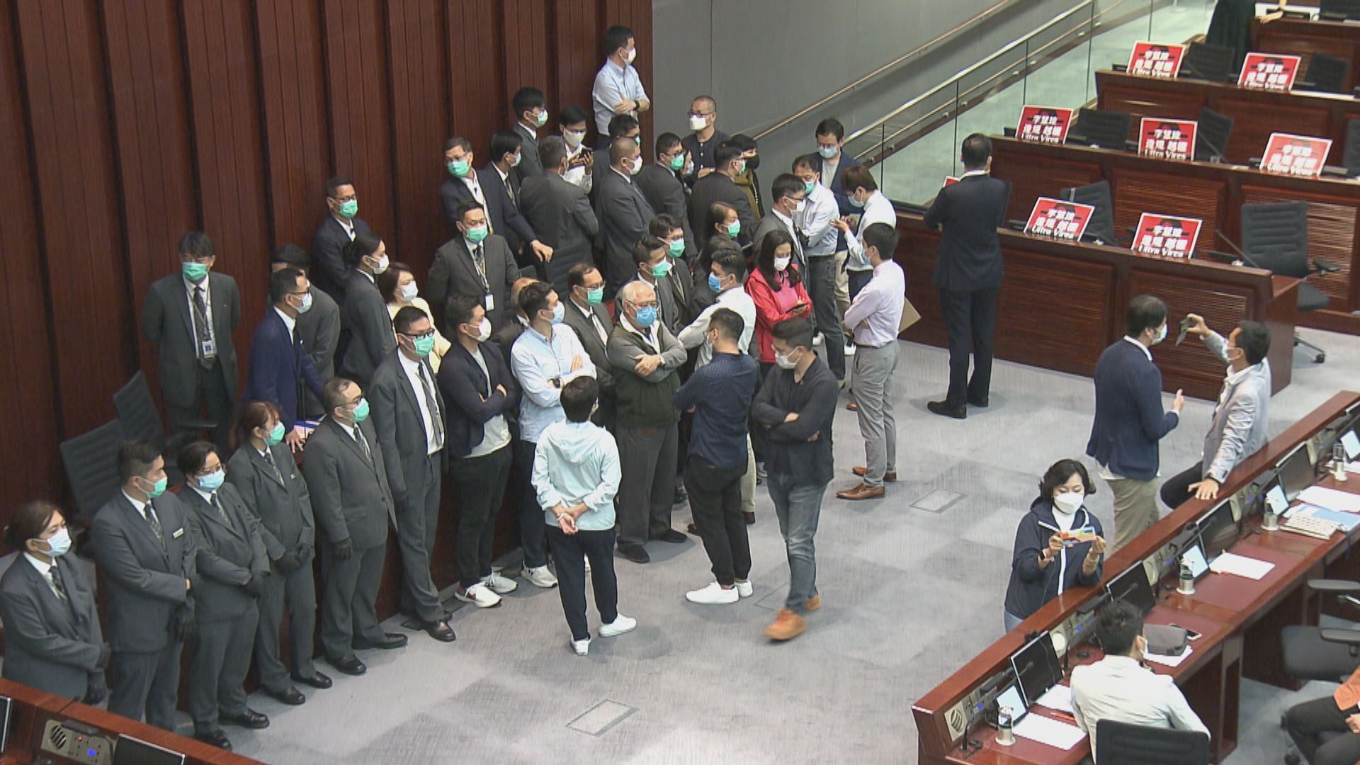 內會下午開會前李慧琼坐上主席位置　民主派抗議