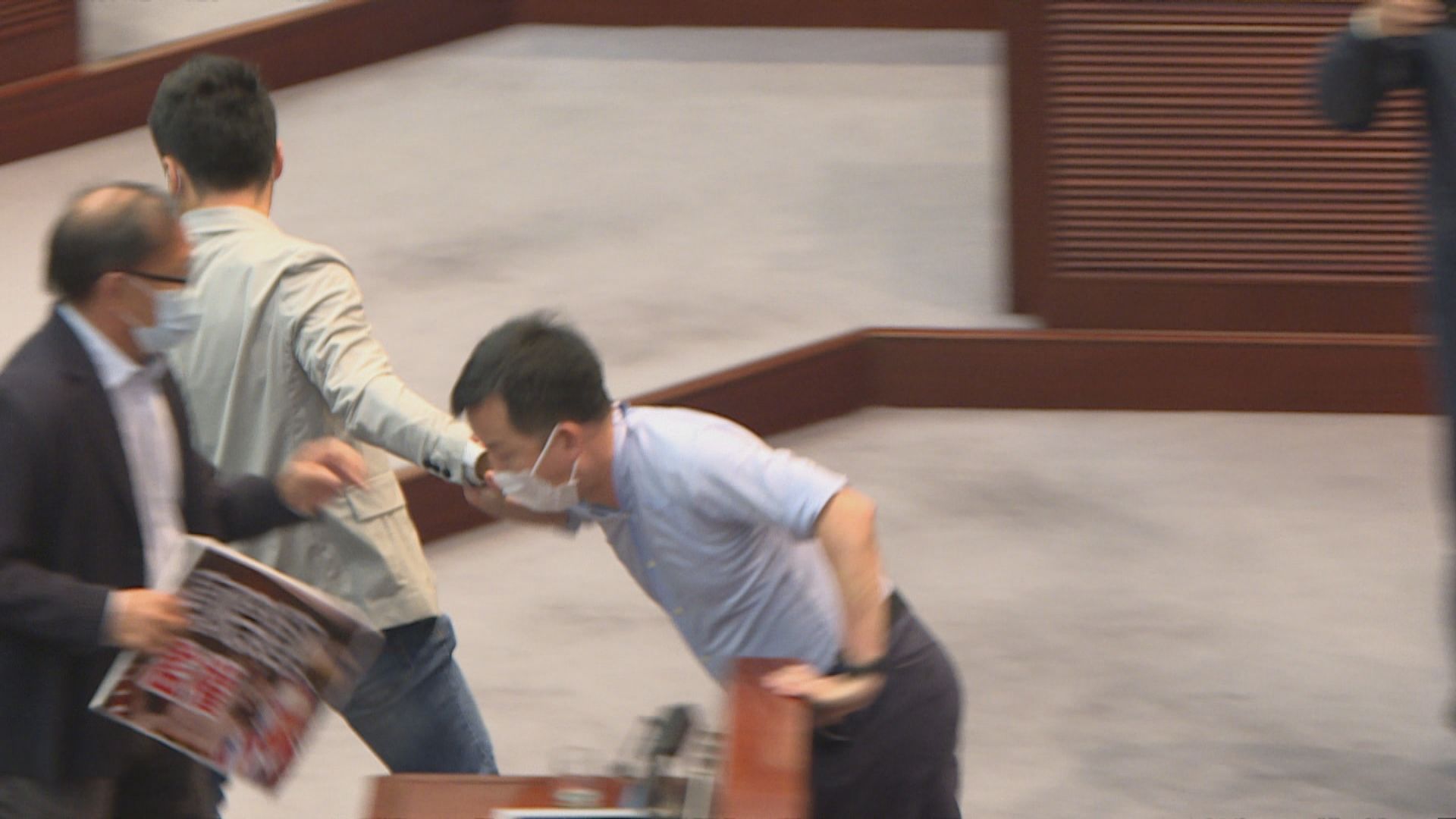 內會下午會議爆混亂　數名民主派議員被逐出會議室