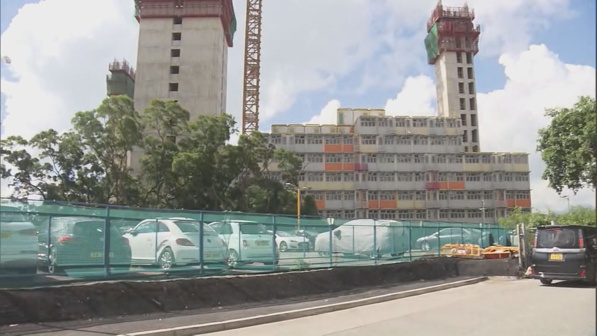 小欖簡約公屋有樓層混凝土牆螺絲被剪短　政府要求暫停有關工序(蘇敬華報道)