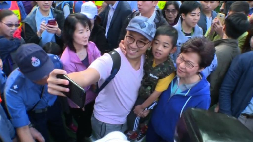 禮賓府開放日　林鄭與市民拍照