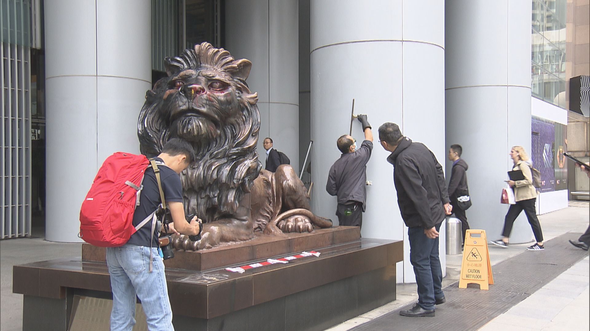 清潔工人清理中環滙豐總行