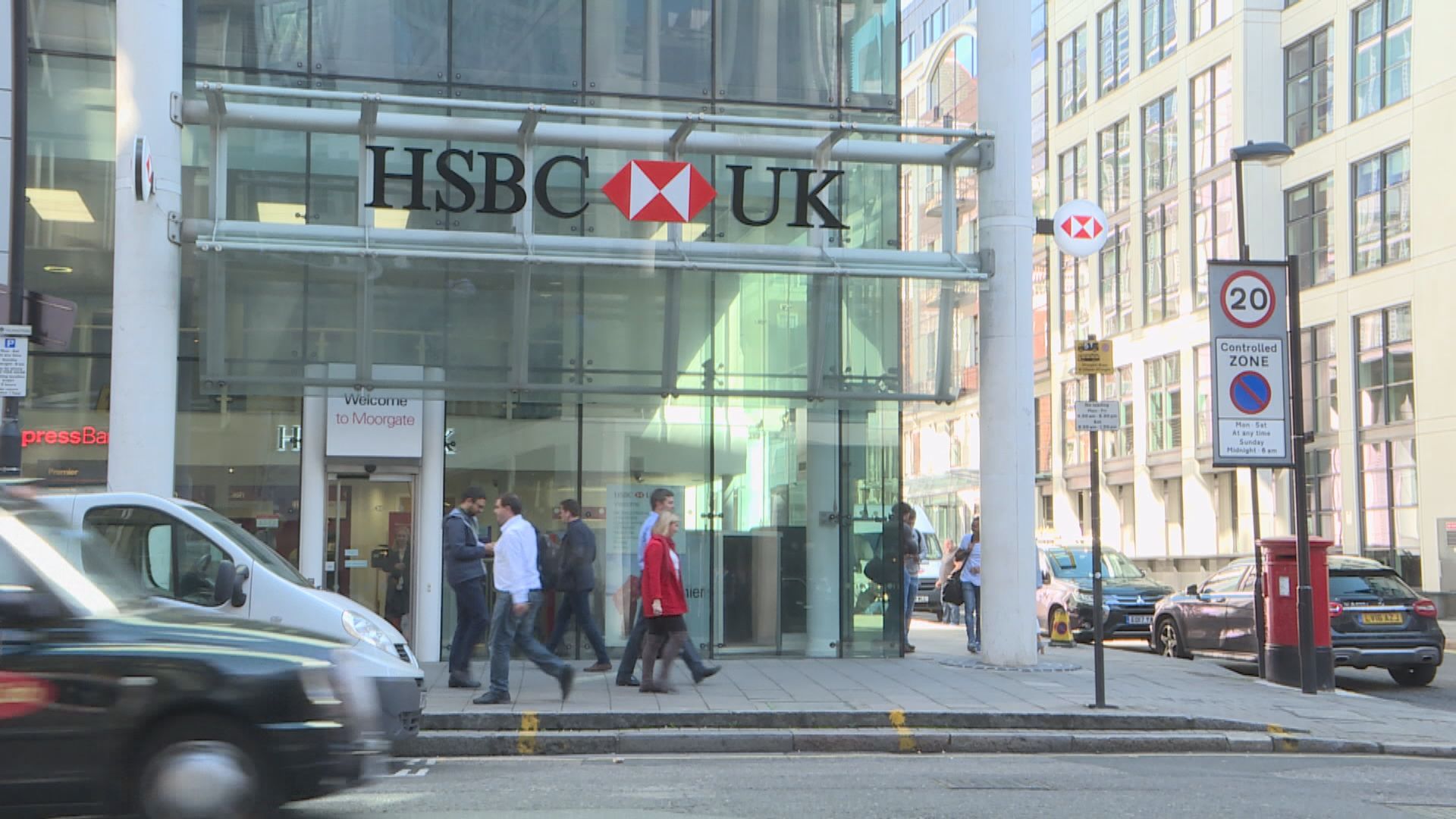 滙控行政總裁放棄現金花紅及捐出部分薪酬