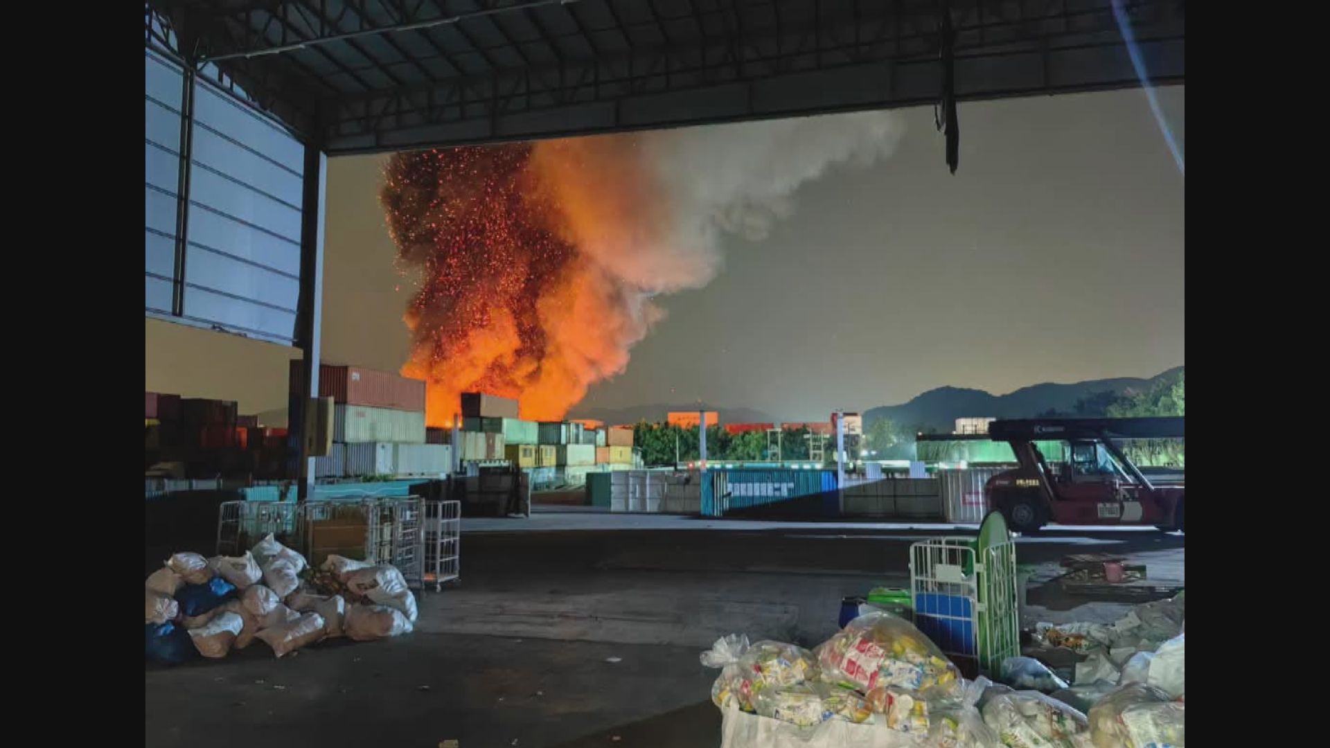 洪水橋田廈路貨倉晚上起火　濃煙升上半空