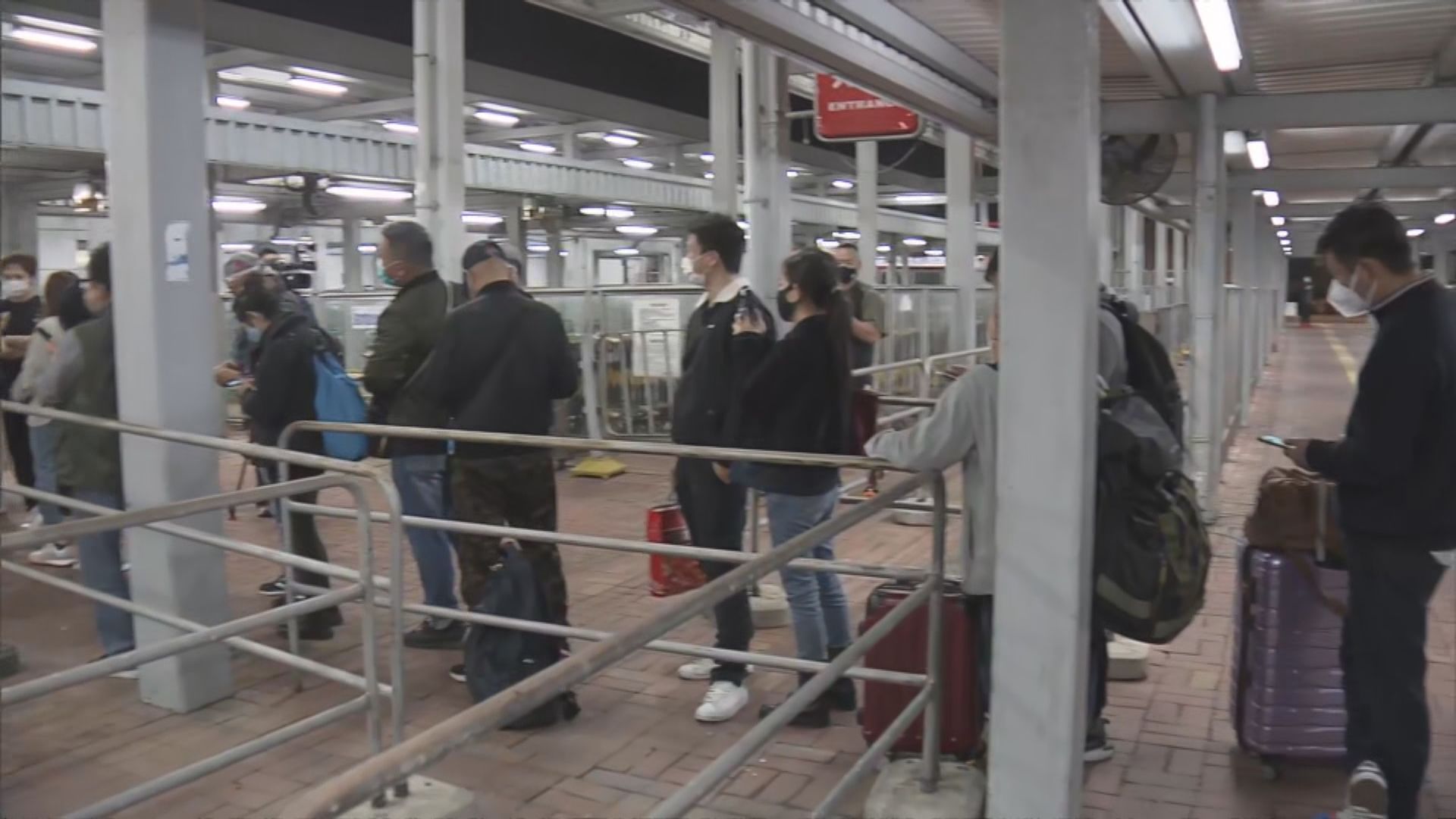 落馬洲/皇崗口岸凌晨零時重開　有乘客提早等乘頭班皇巴