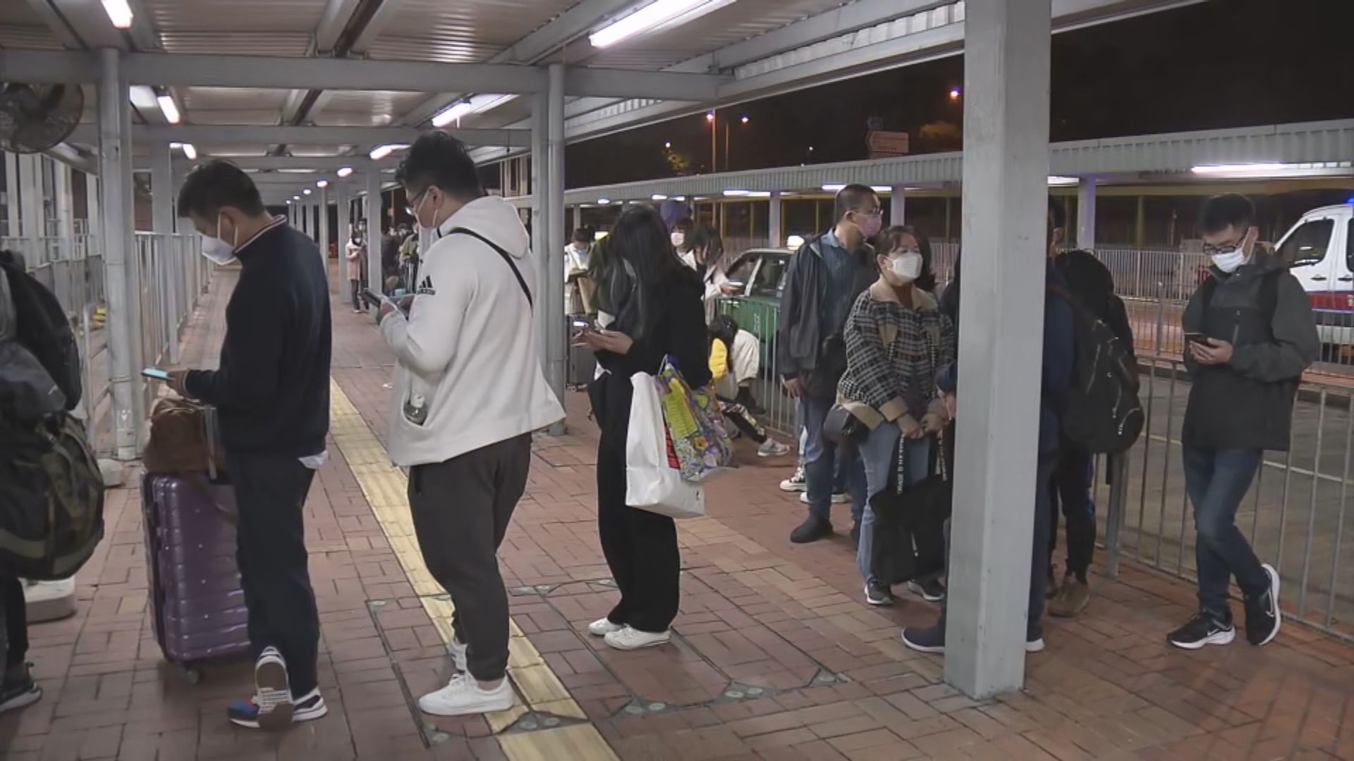 落馬洲/皇崗口岸凌晨零時重開　有乘客提早等乘頭班皇巴