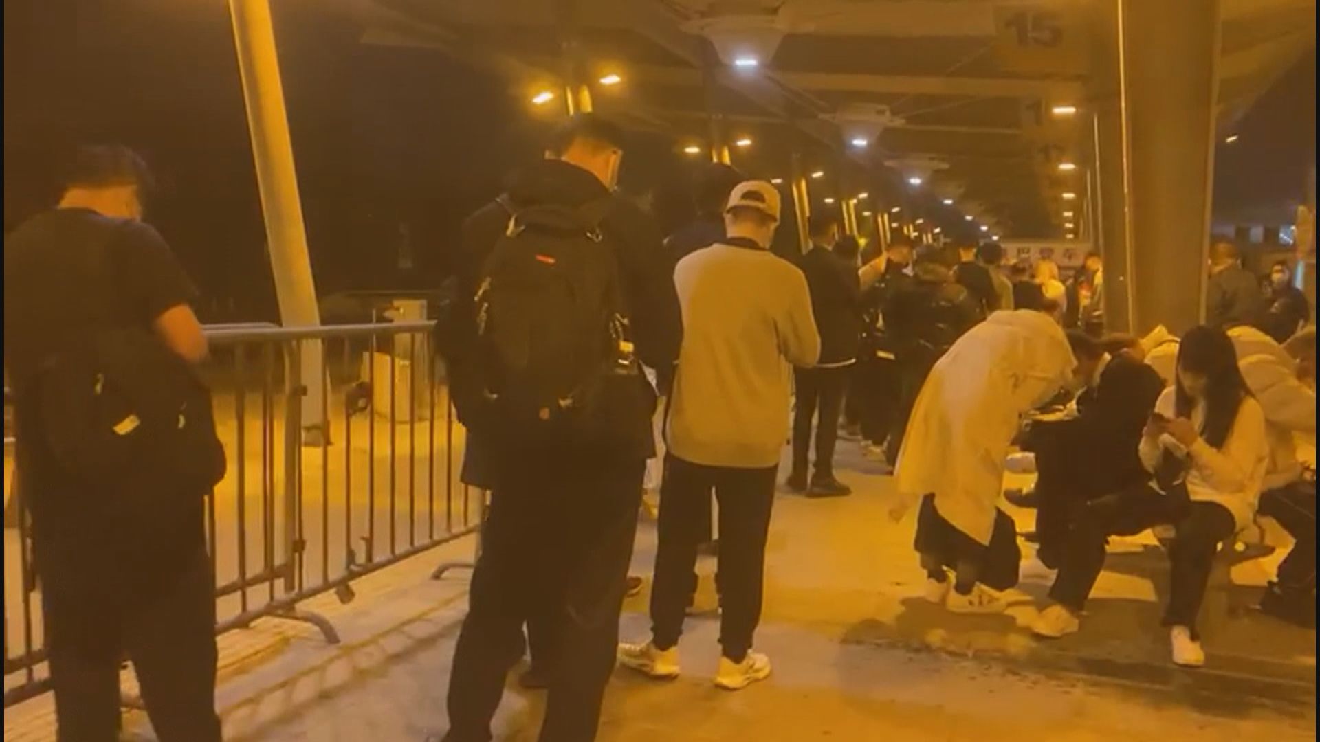 皇崗凌晨零時重開　過百人排長龍等皇巴