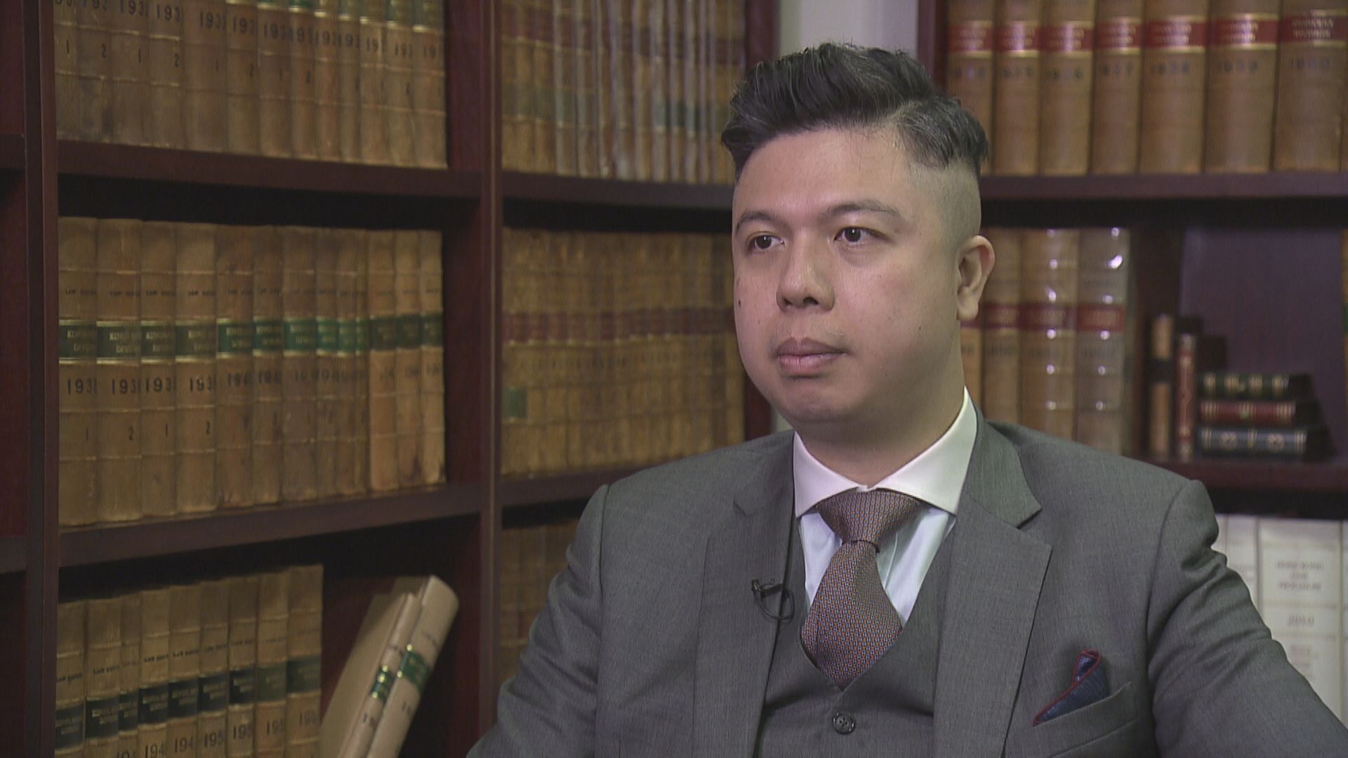 大律師：許智峯不涉洗黑錢　警方應交代凍結戶口理據