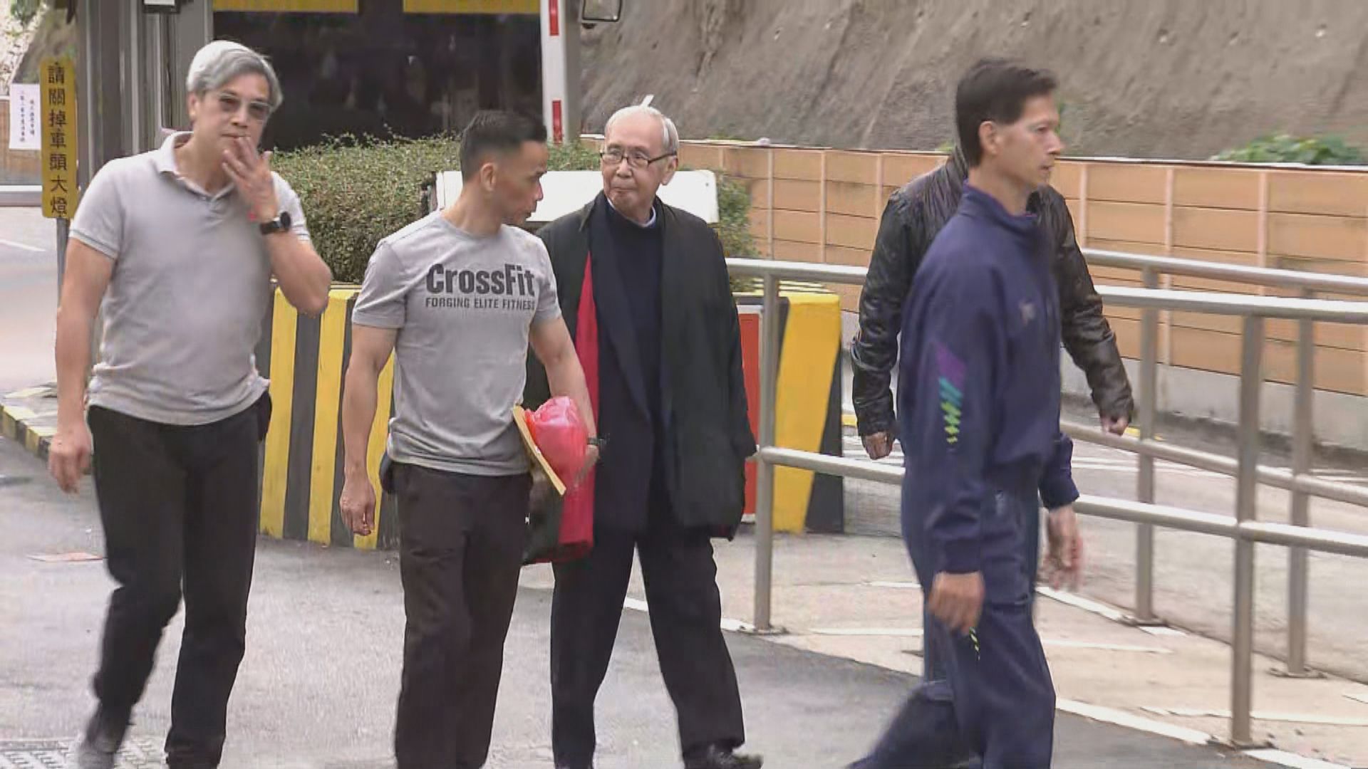 許仕仁刑滿出獄　坐車前往北角寶馬山