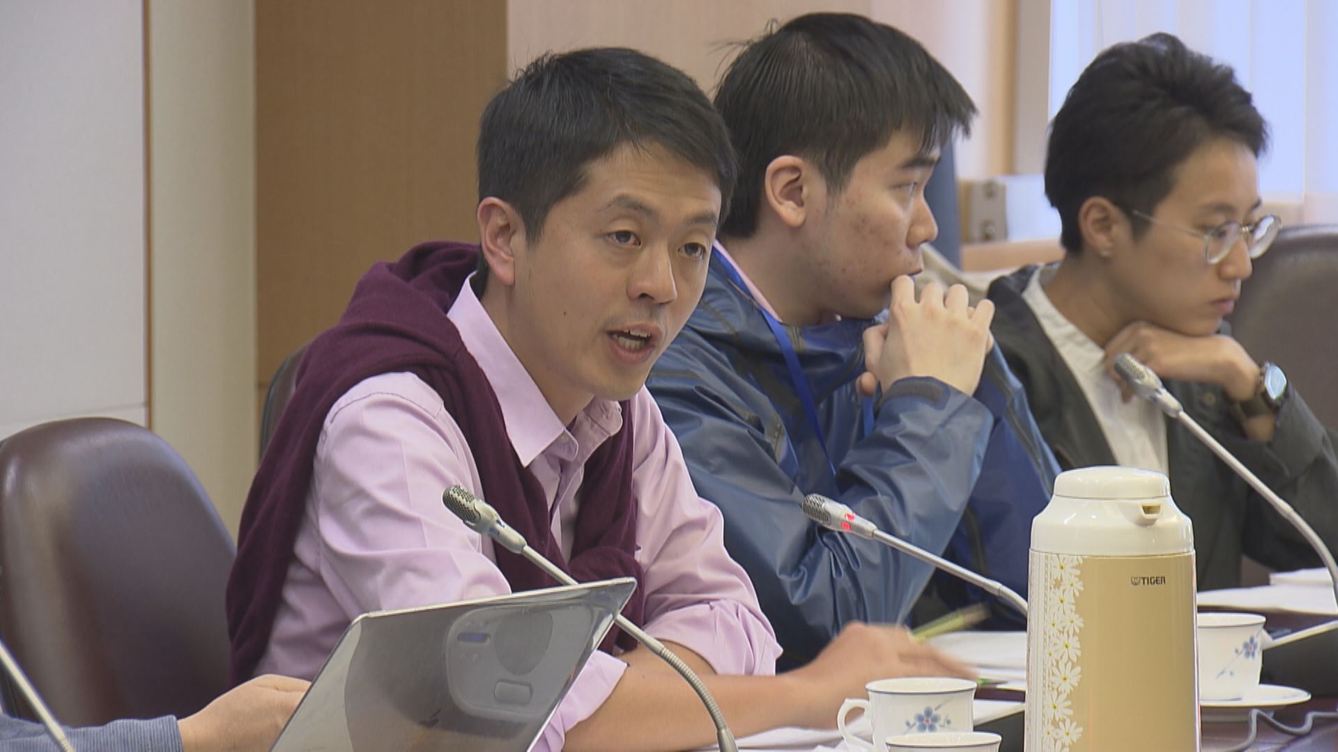 政府暫停發放許智峯離港後區議員薪津