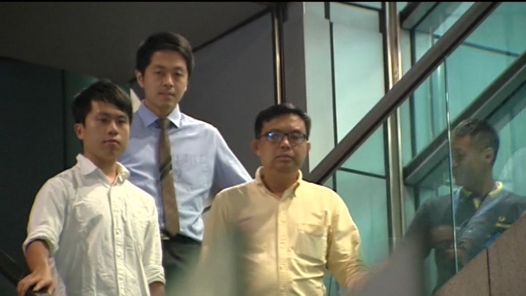 許智峯凌晨獲准保釋　由家人陪同離開