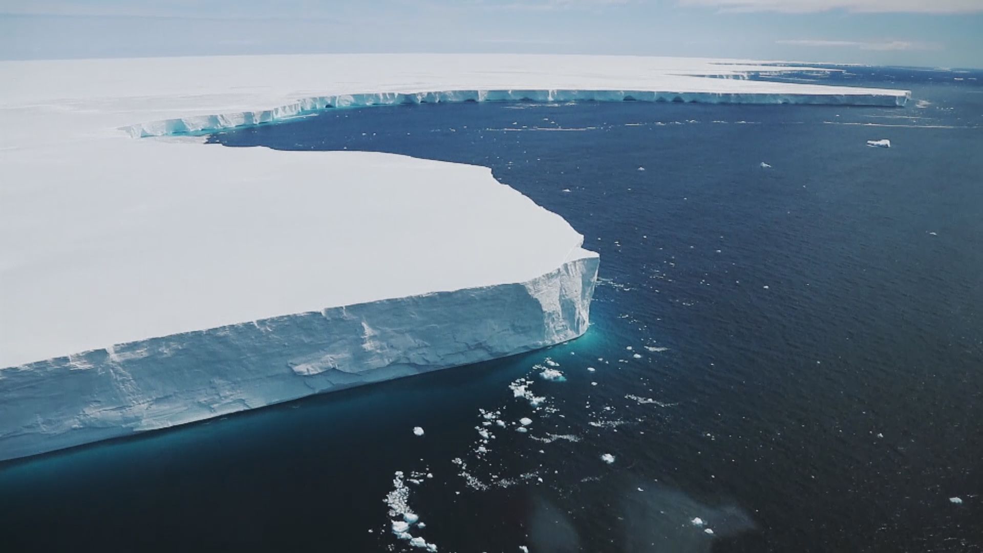 巨型冰山再分裂並繼續漂向南佐治亞島