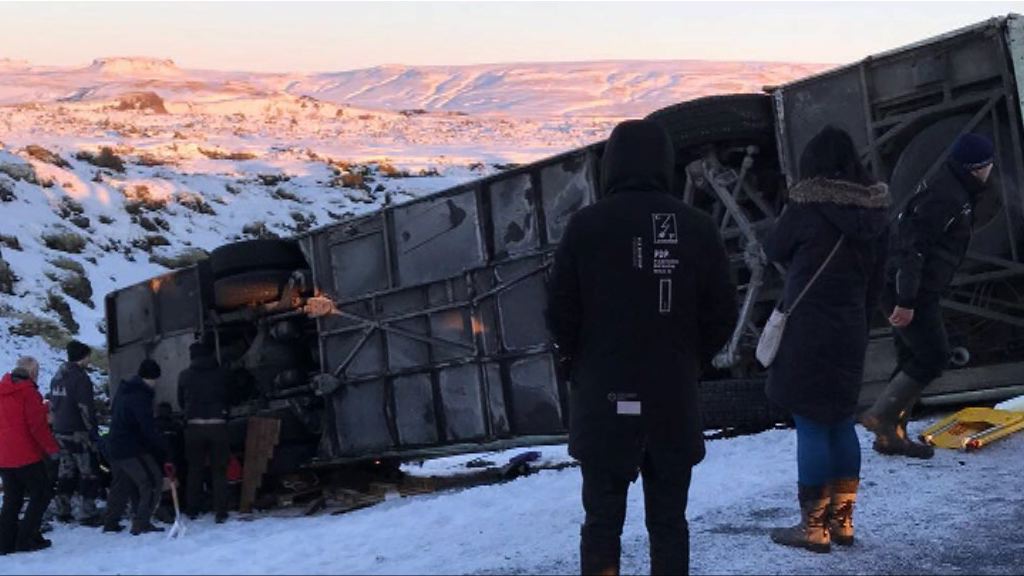 冰島旅遊巴翻側有人死傷