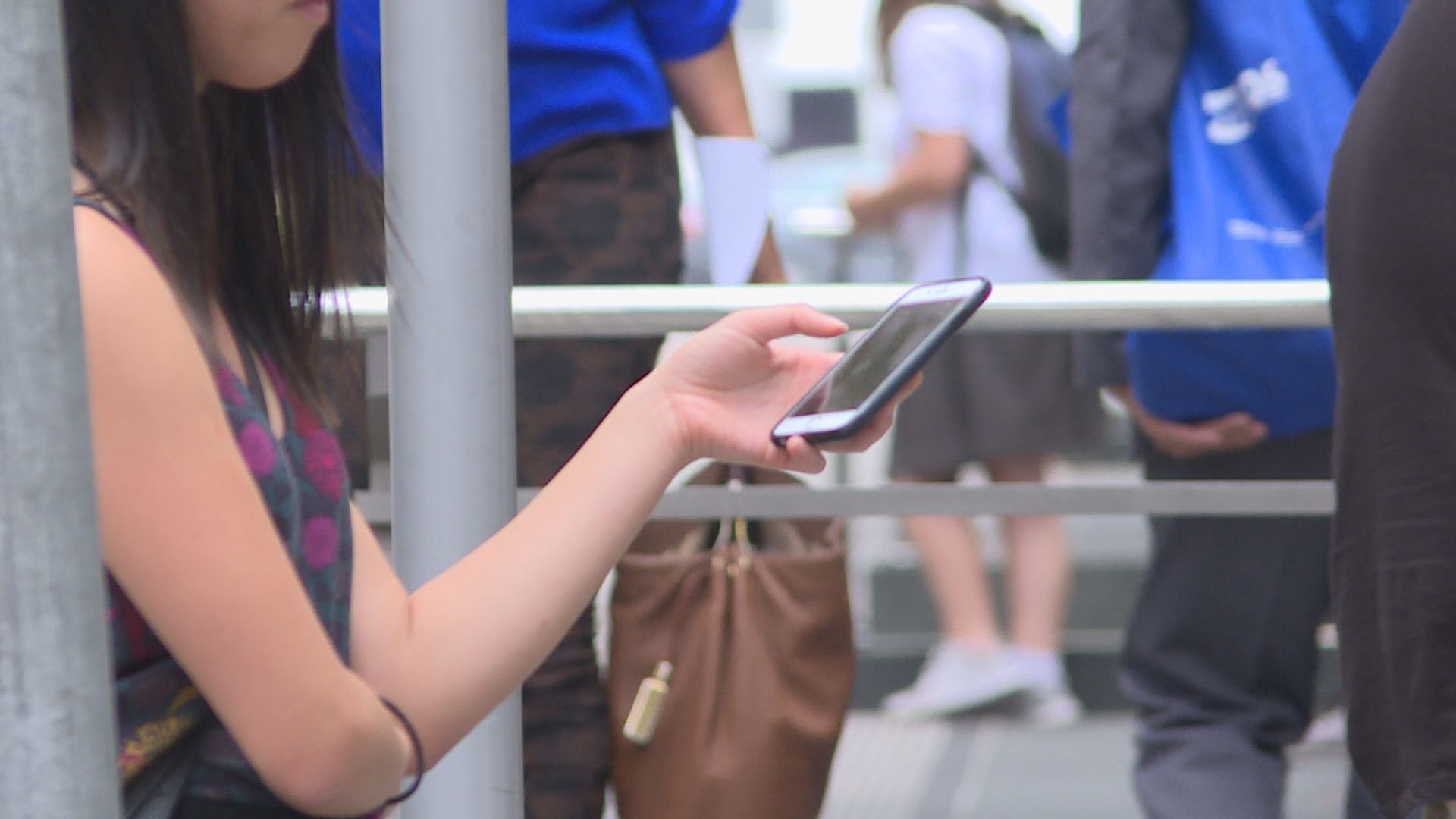 IDC料今年全球智能手機出貨量跌13%　因記憶體晶片短缺