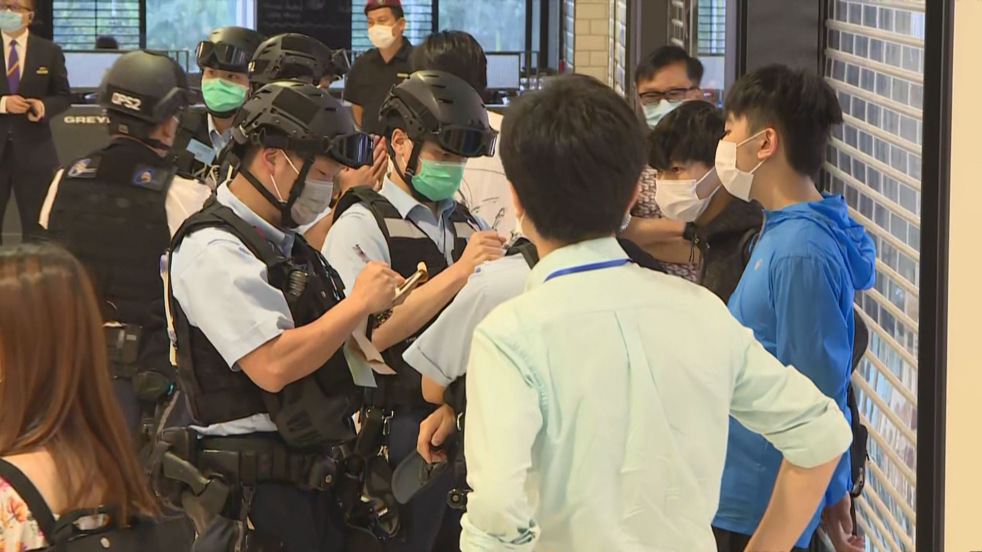 警方周二晚向在IFC商場的六人發出涉違限聚令告票