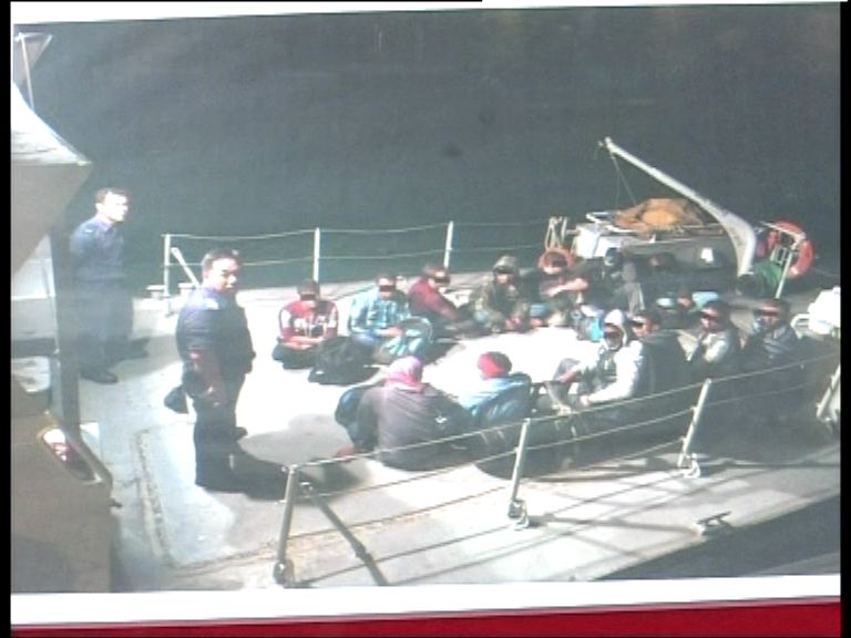 水警拘13名南亞裔非法入境者