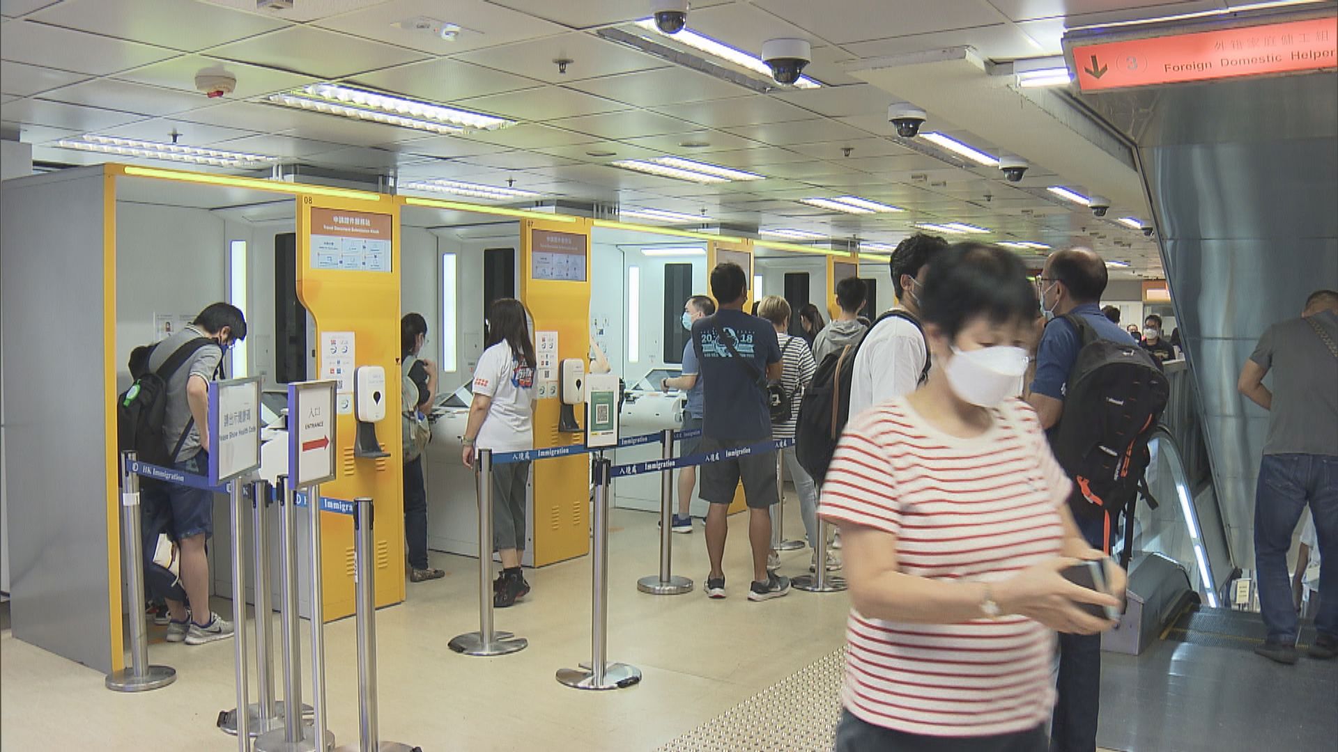 市民到入境處辦理護照續期　為外遊做準備