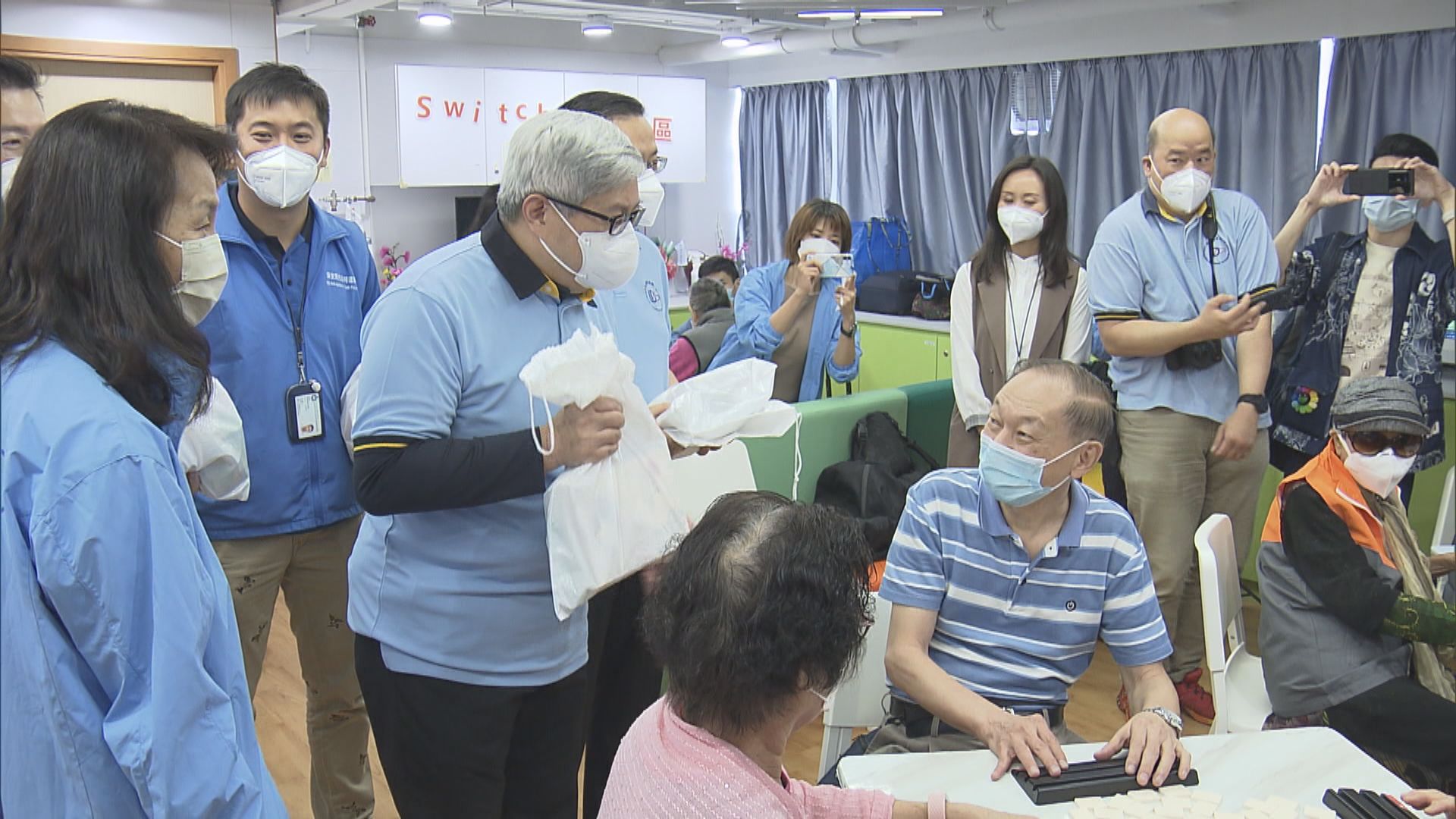 入境處派發社區隔離設施剩餘物資