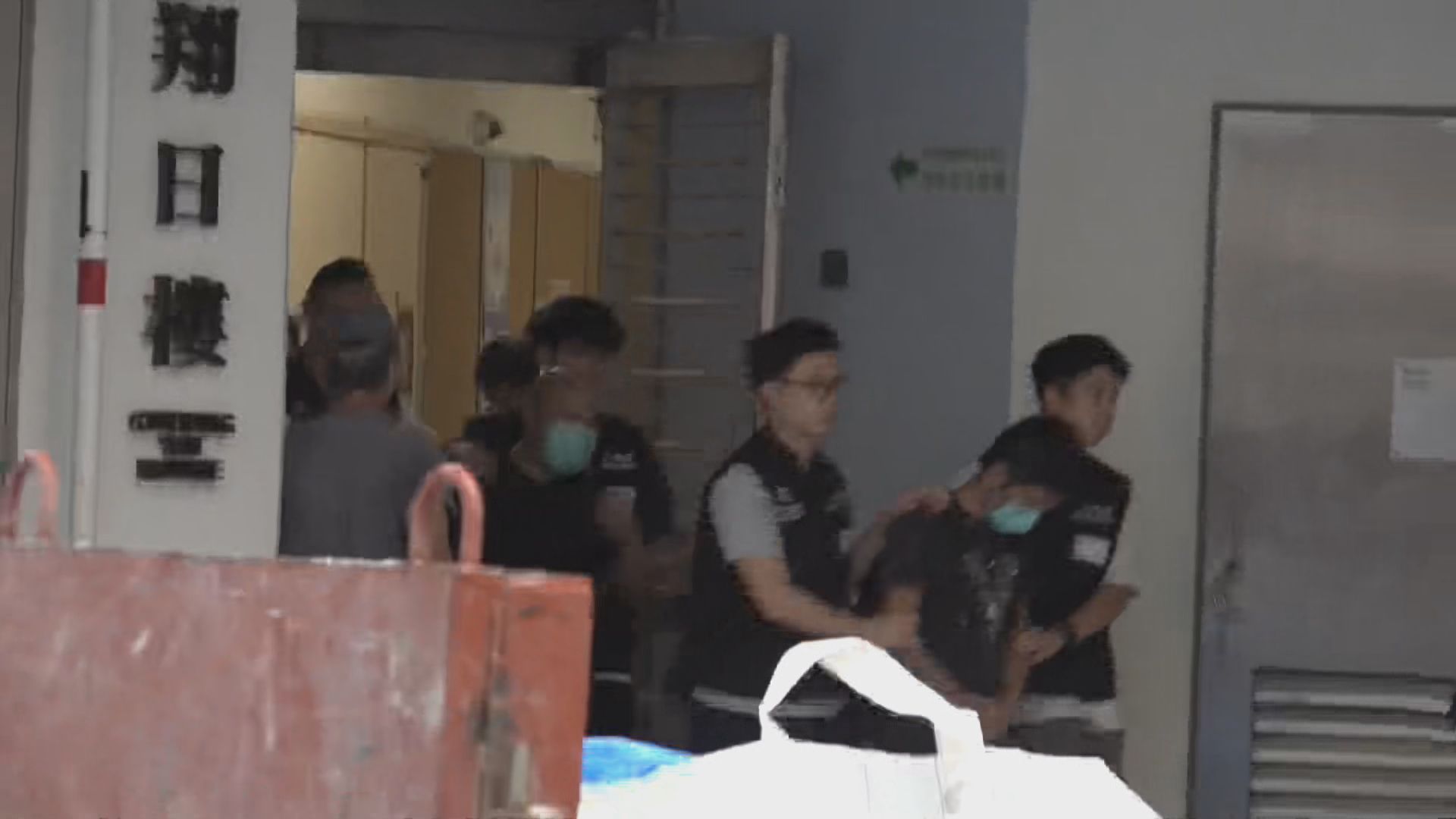 入境處東涌新屋邨打擊裝修黑工拘十人